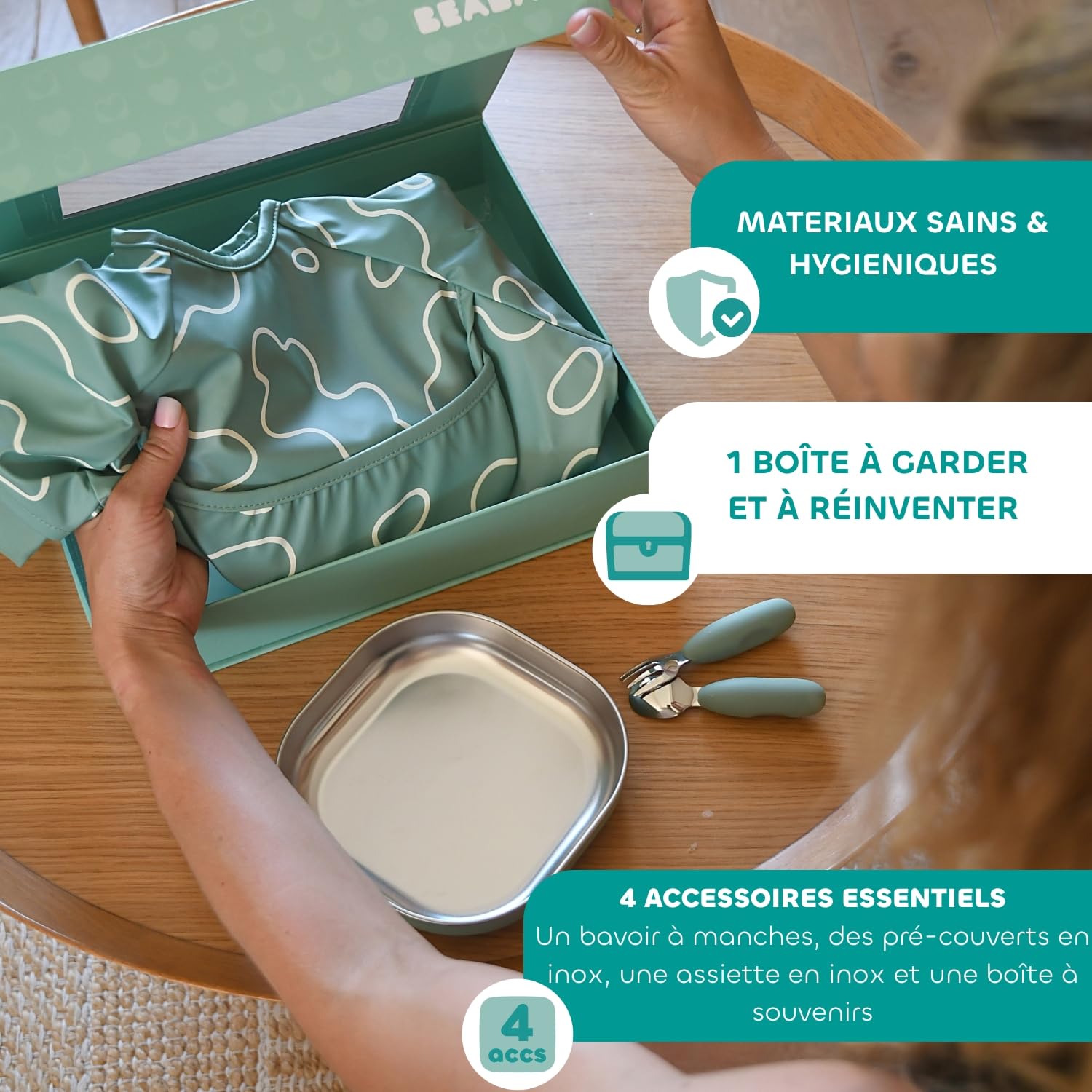 BÉABA Coffret Repas Bébé – Cadeau Naissance Complet Dès 4 Mois – Assiette Inox Micro-Ondes, Pré-Couverts Ergonomiques, Bavoir à Manches, Boîte Souvenir – Matériaux Sains et Durables, Vert Sauge