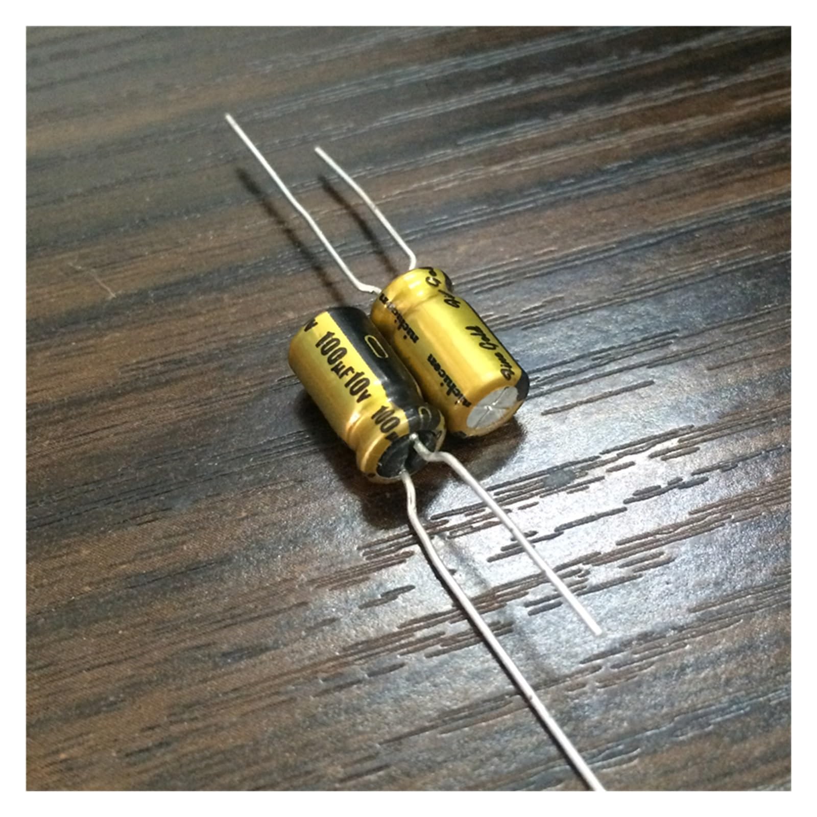 Condensateur audio 100uF 10V FG Fine Gold pour une restitution sonore haute fidélité