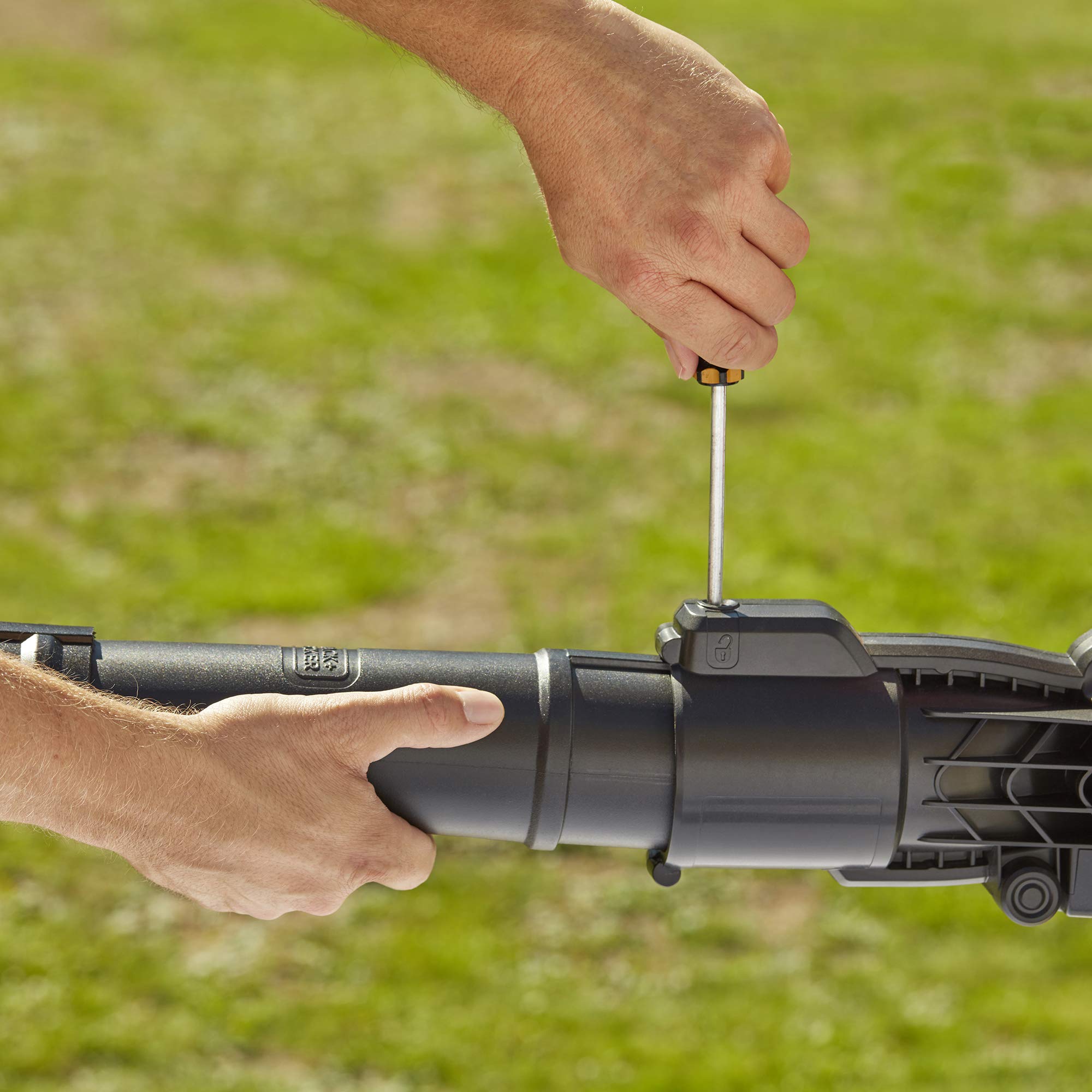 Black+Decker BEBLV290 elektryczny odkurzacz do liści/dmuchawa do liści 3 w 1 (2900 W, z rozdrabniaczem, wysoka prędkość nadmuchu 315 km/h, plecak 55 l, na taras, ścieżki, wjazdy)