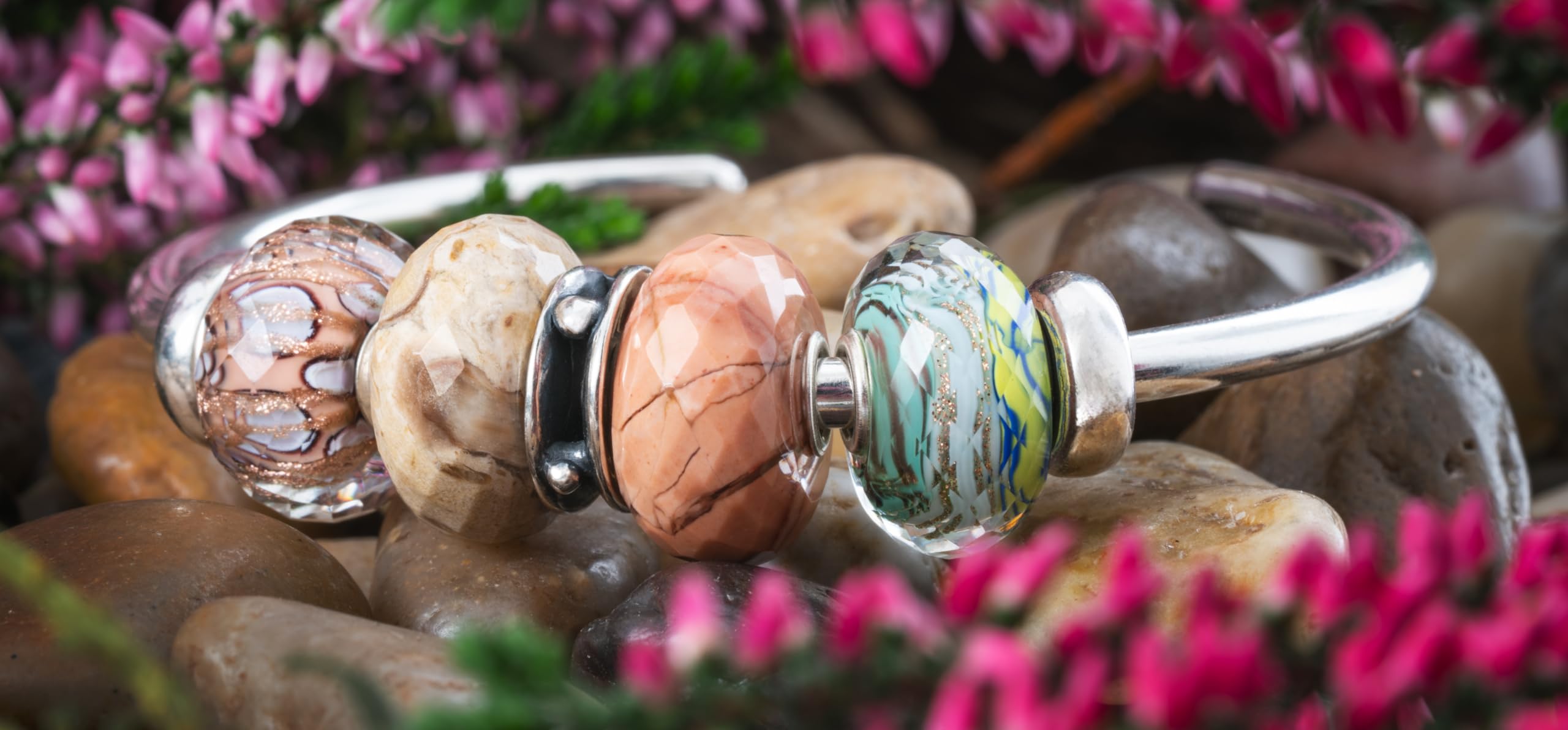 Trollbeads Frühlingskollektion Blühende Verbindungen Edelsteine 2024 (Fossile Muschel)