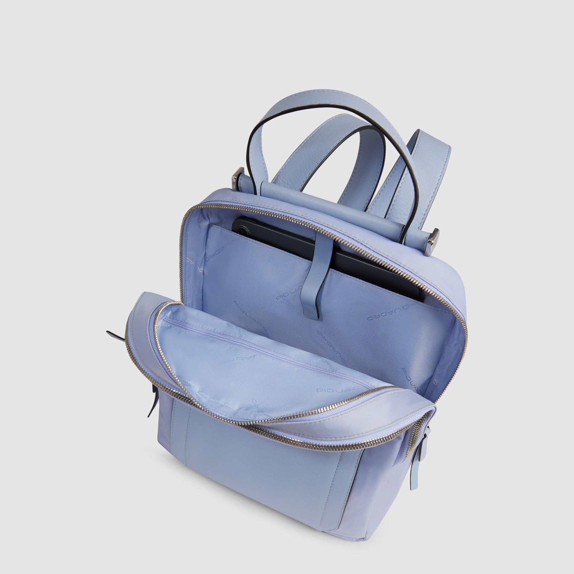 Piquadro – Mochila de mujer – Tejido técnico + Cuero – Compartimento compatible con iPad® / Tablet 12,9'' – 2 compartimentos – Bolsillo delantero – Accesorio para carrito