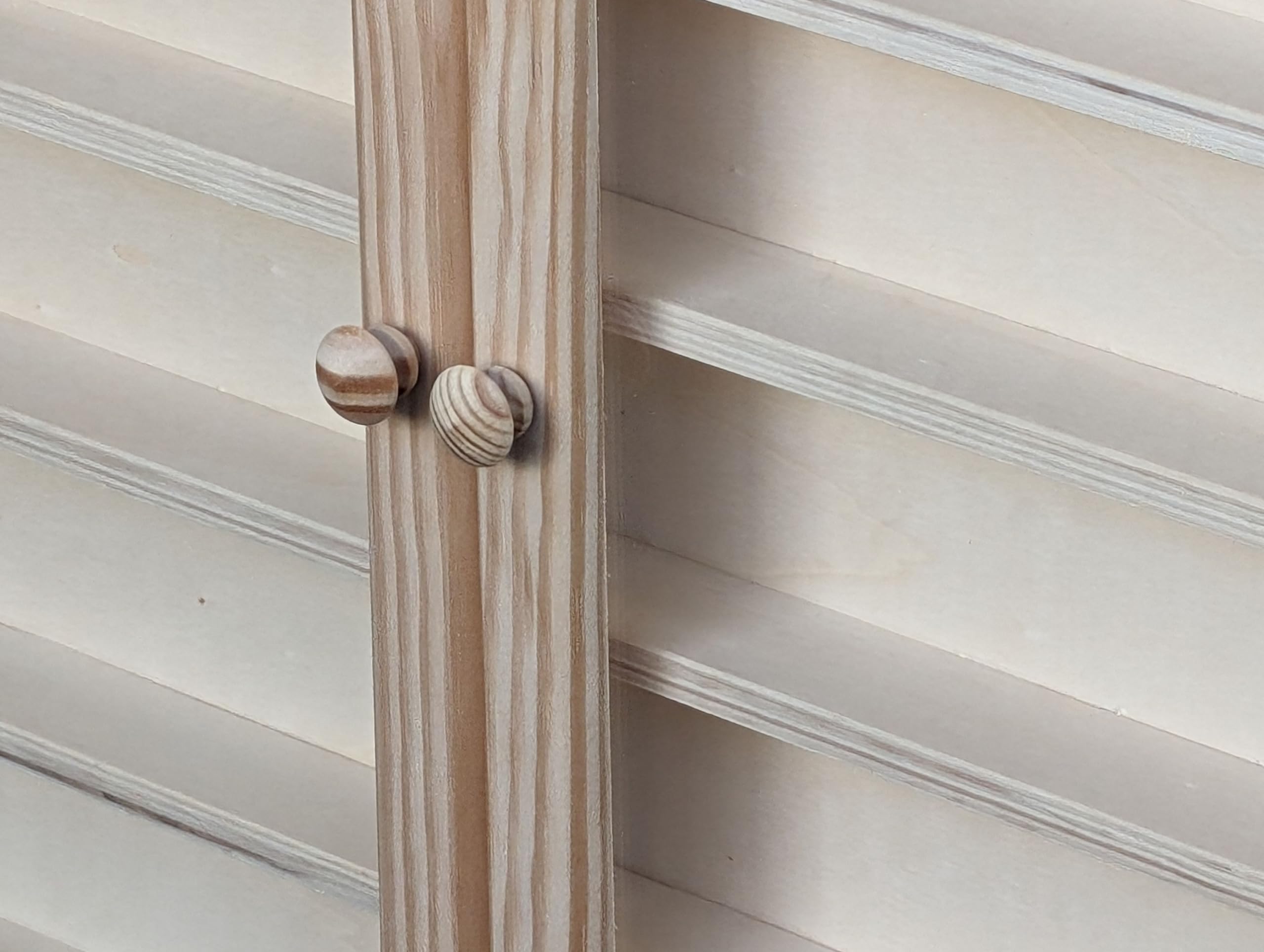 GRECA Vitrina Expositora. para Colecciones. Medidas: 66 * 6 * 70.5 cms. En Madera de Pino en Crudo. Se Puede Pintar.