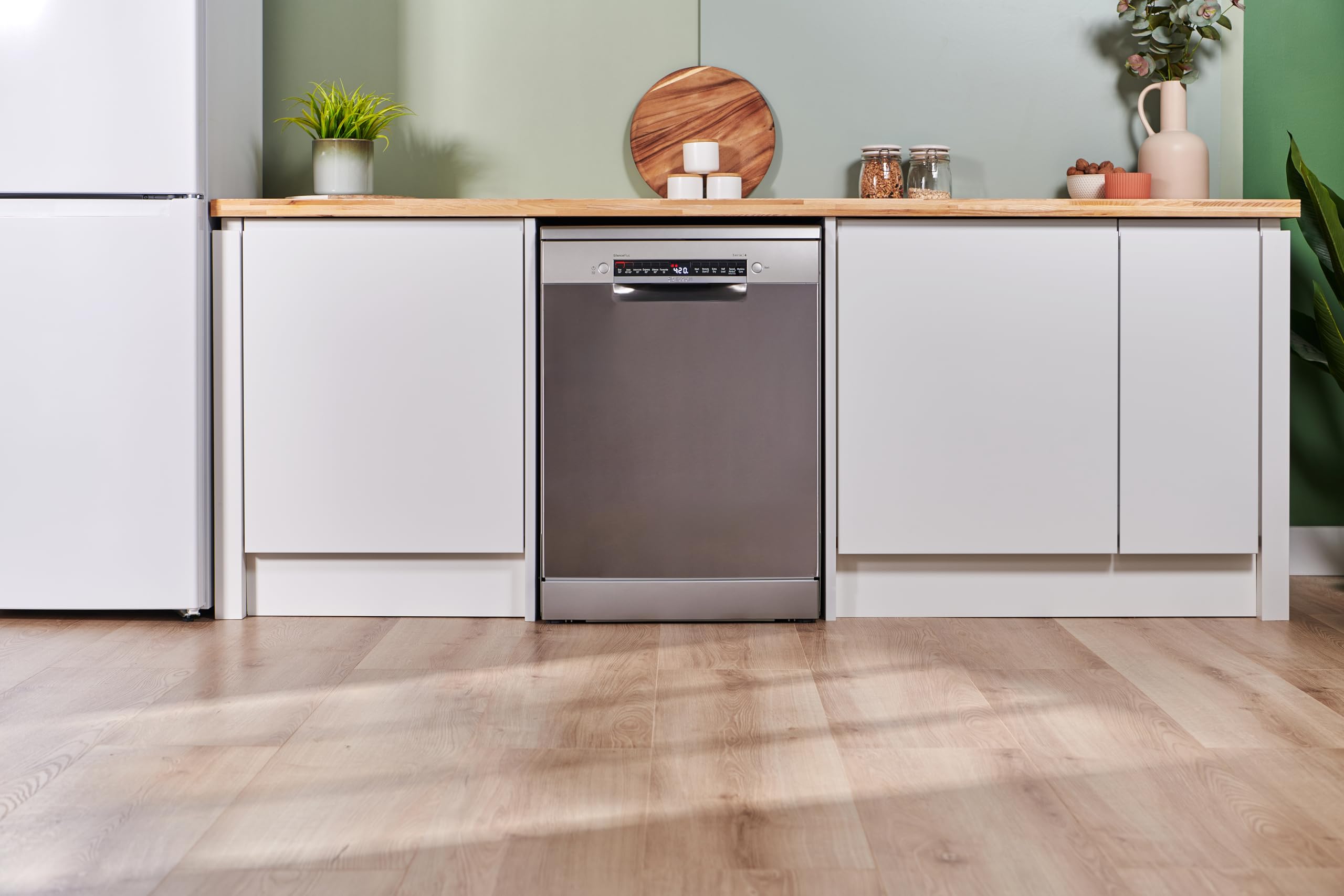 Bosch SMS4EKI06G Series 4, Free-Standing Dishwasher 60 cm, B Energy Rated, 13 Place Settings, 9 Litre, ExtraDry, Silence Plus 42dB Quiet,Rackmatic Adjustable Basket, Silver Inox — view 4