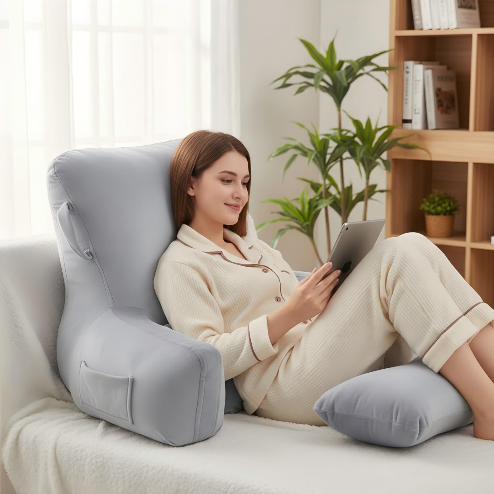 Almohada de Lectura para Adultos con reposabrazos: Suave cojín de Terciopelo Ideal para Leer, Ver la televisión o Jugar, con Bolsillos Laterales y Funda Lavable. (Gris Claro)