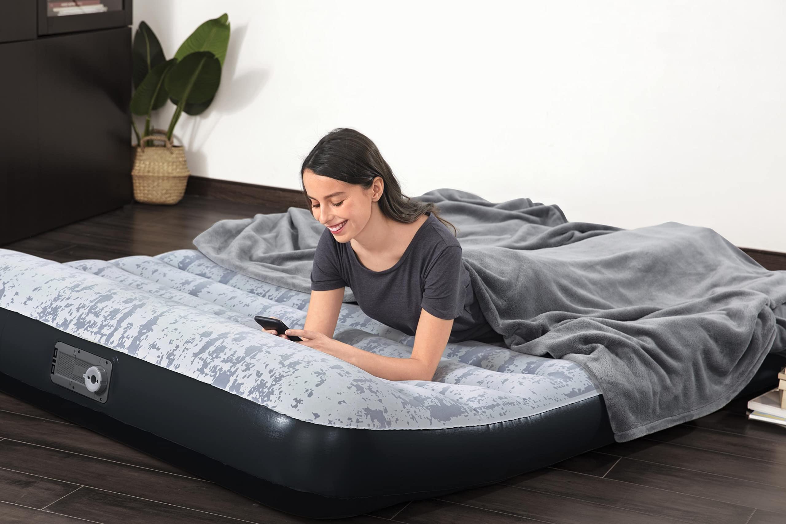 Bestway 67836 Materasso gonfiabile matrimoniale Fashion Flock Top da 2.03 m x 1.52 m x 12 m con pompa integrata