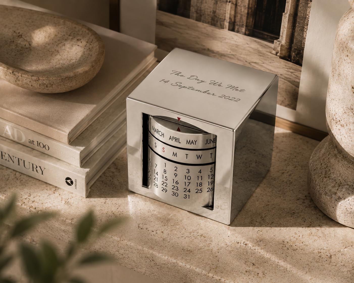 BAG&BONES Calendario perpetuo da tavolo, accessorio da scrivania personalizzato inciso, scultura minimale per la casa, per mensole, console o ufficio, regalo premuroso