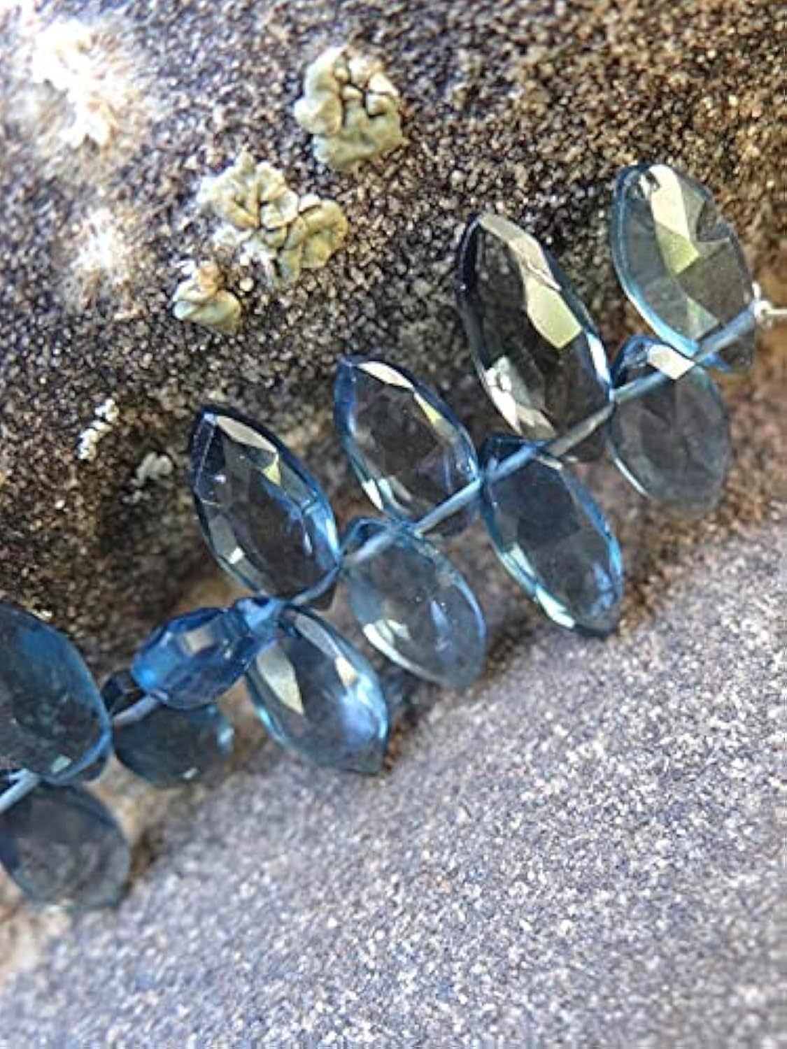 London Blue Topaze marquise briolette : pierre naturelle facettée en paire pour bijoux
