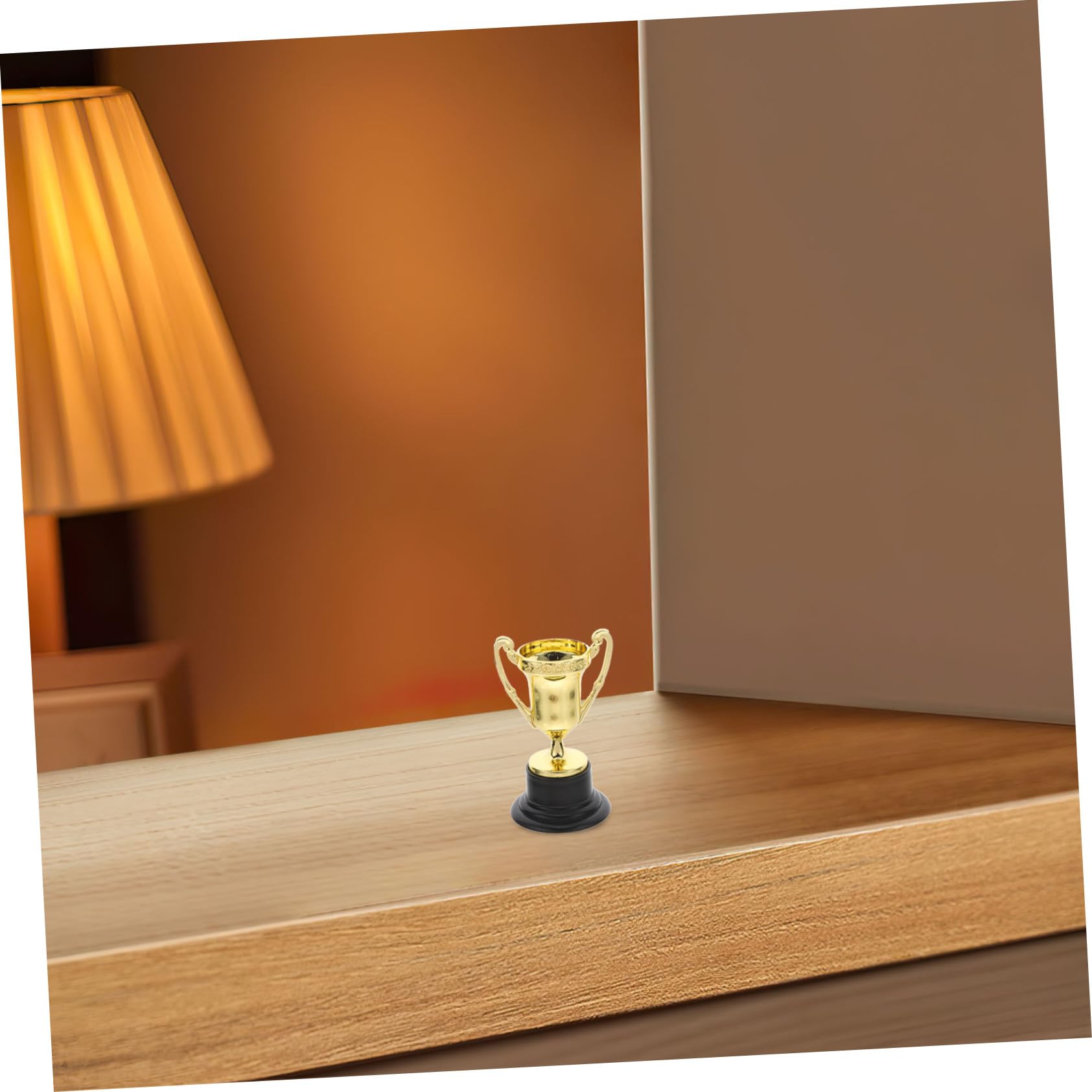 30 Goldene Kleiner Pokale aus Kunststoff für Kinder als Belohnung | Klassische Trophäenform mit Glatter, Glänzender Oberfläche, 30 Stück, Passend für Klassenraum und Sportbankett