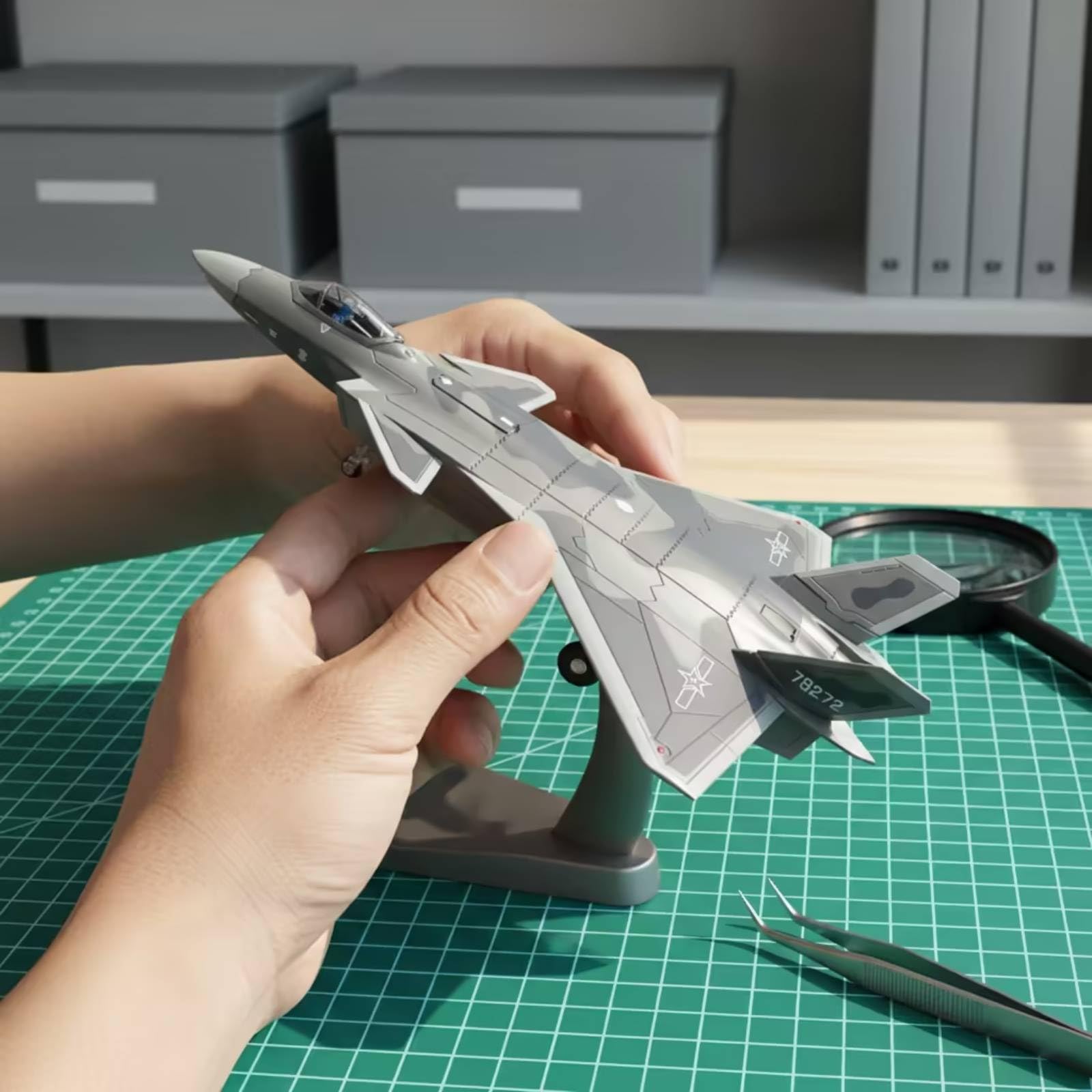 predolo Modellino di Caccia J-20 Realistico Aereo da Caccia in Miniatura Elegante Modellino con Supporto per Collezionisti, 1 72 Edizione Mimetica Di Servizio