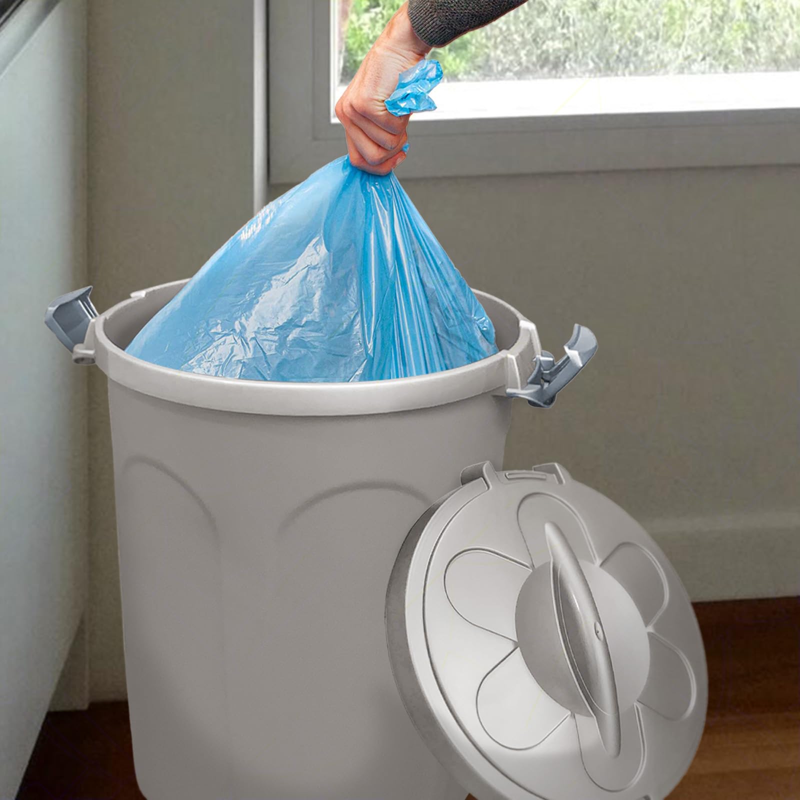 Sicignano | Set 2 Bidoni con Coperchio Tom 46 Litri Tortora con Maniglie e Chiusura con Clip, Ideale per Cibo per Cani Gatti, Adatto a Raccolta Rifiuti - 44.5x40x61h cm, Contenitore Grande Leggero