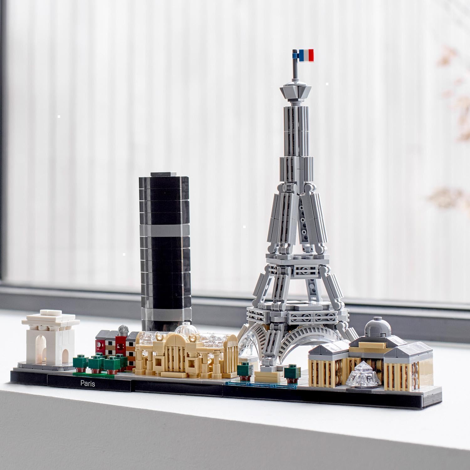 LEGO Architecture — Paryż, Panorama Miasta do Zbudowania, w tym: Wieża Eiffla, Łuk Triumfalny i Luwr, Dekoracje do Domu i Ozdoba do Biura, Pomysł na Kreatywny Prezent, 21044