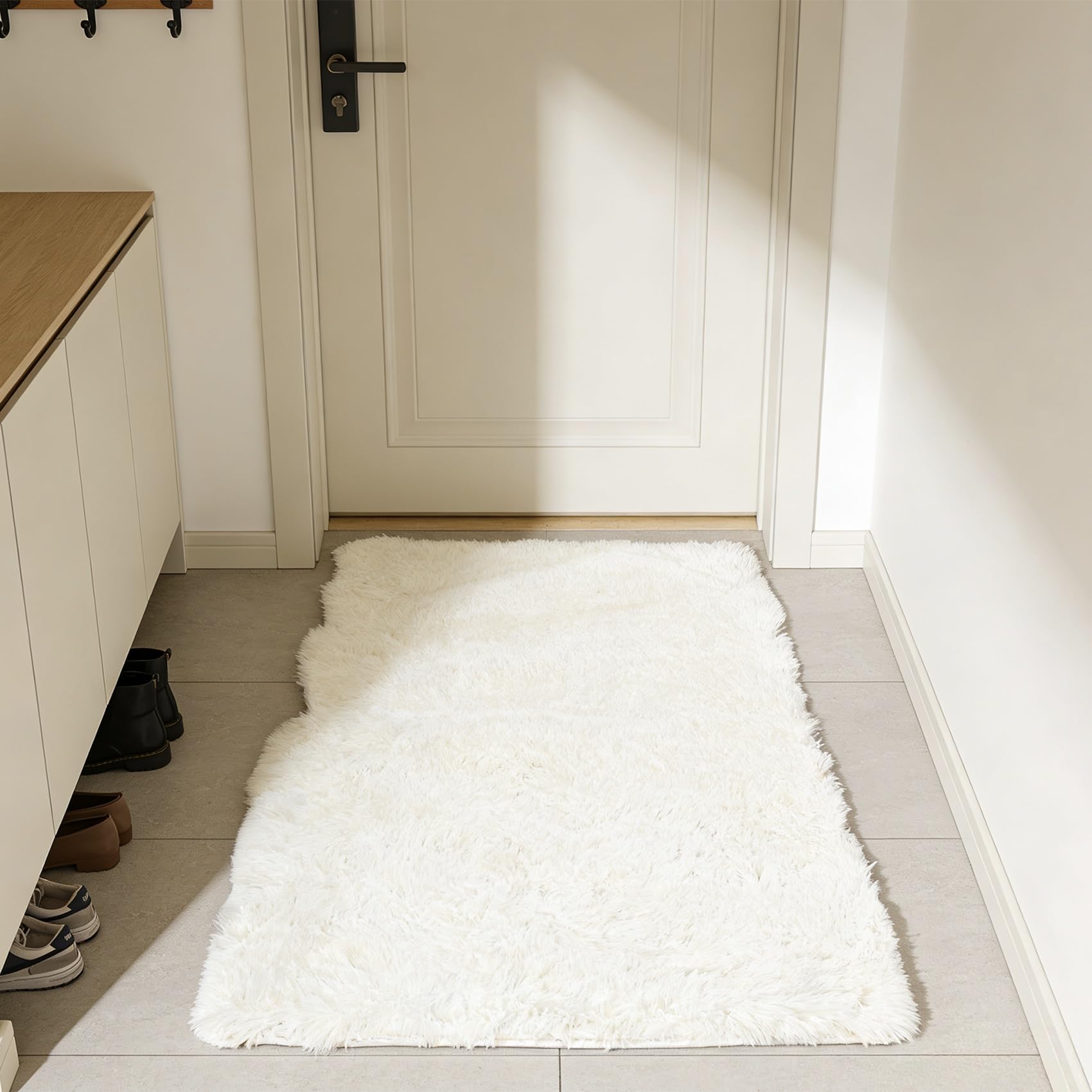 Tapis de salon à poils longs blanc pour créer un coin lecture cosy au bureau