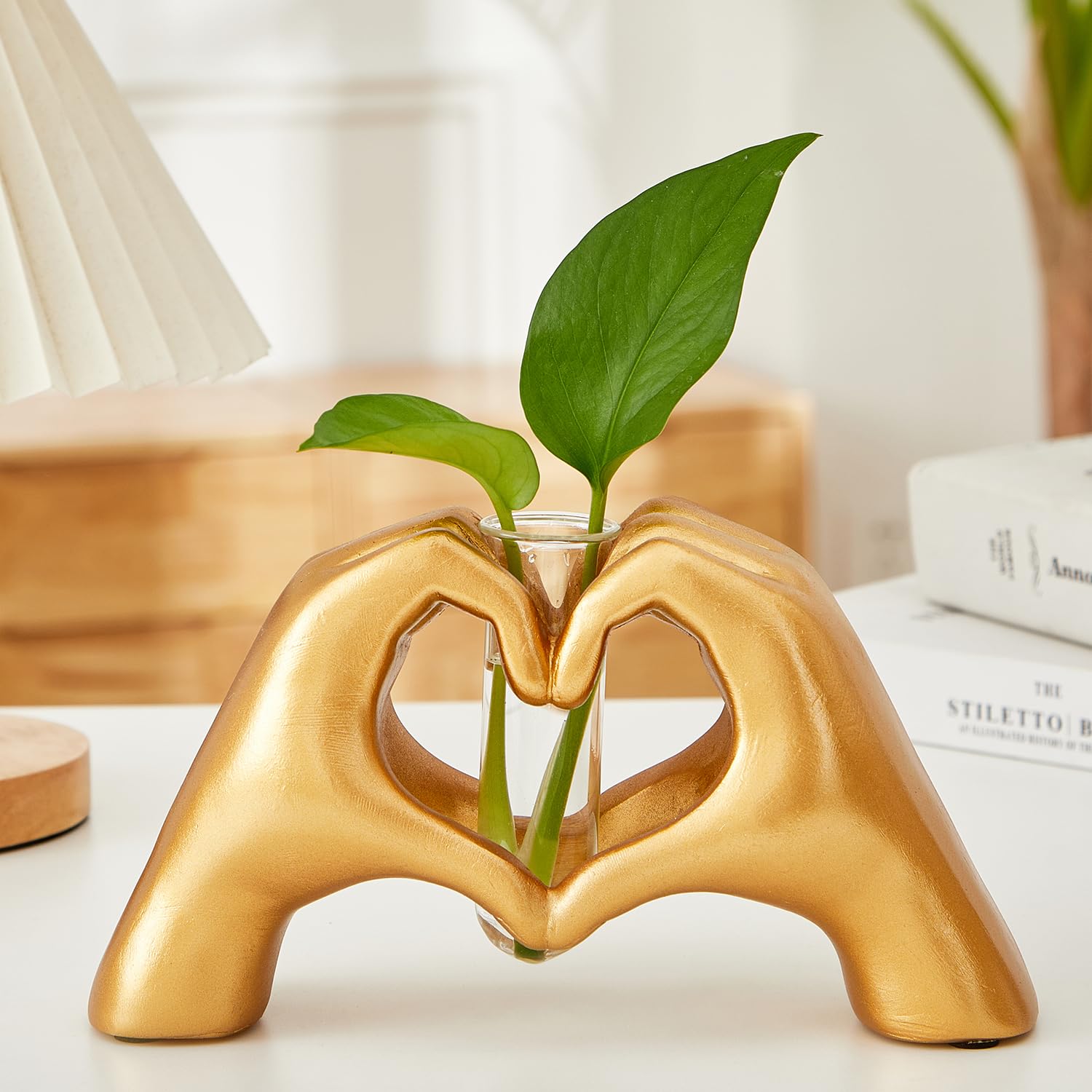 Gold Heart Hands with Glass Planter Terrarium Decoration, Modern Love Statue for Dining-Table, Pothos Glass Vase for Air Planter Desktop Decor.