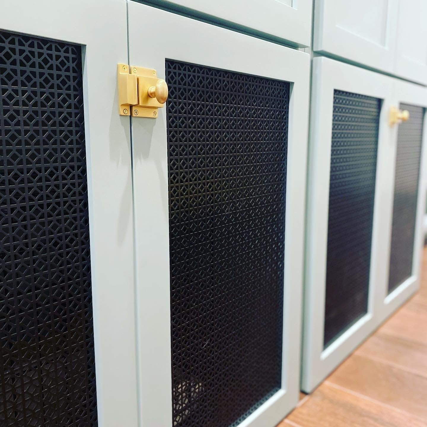 Luxe Satin Brass Modern Cabinet Knob and Handles Pull Furniture Kitchen Door Knobs and Pull Handles (Cabinet Latch)