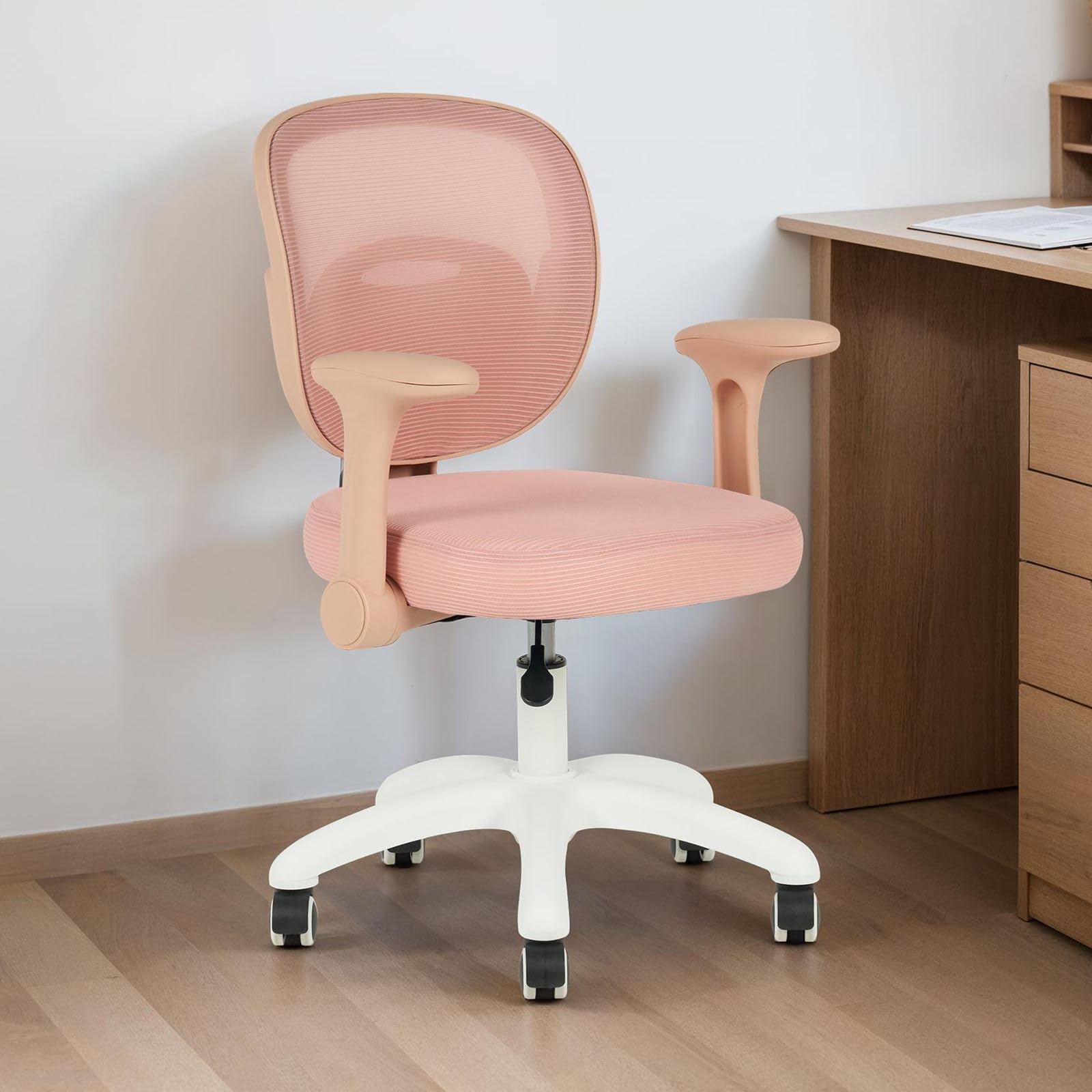 IDIMEX Silla giratoria infantil Amelia regulable con reposabrazos en color rosa – Silla de escritorio ergonómica para niños con respaldo de malla y base en cruz blanca con 5 ruedas.