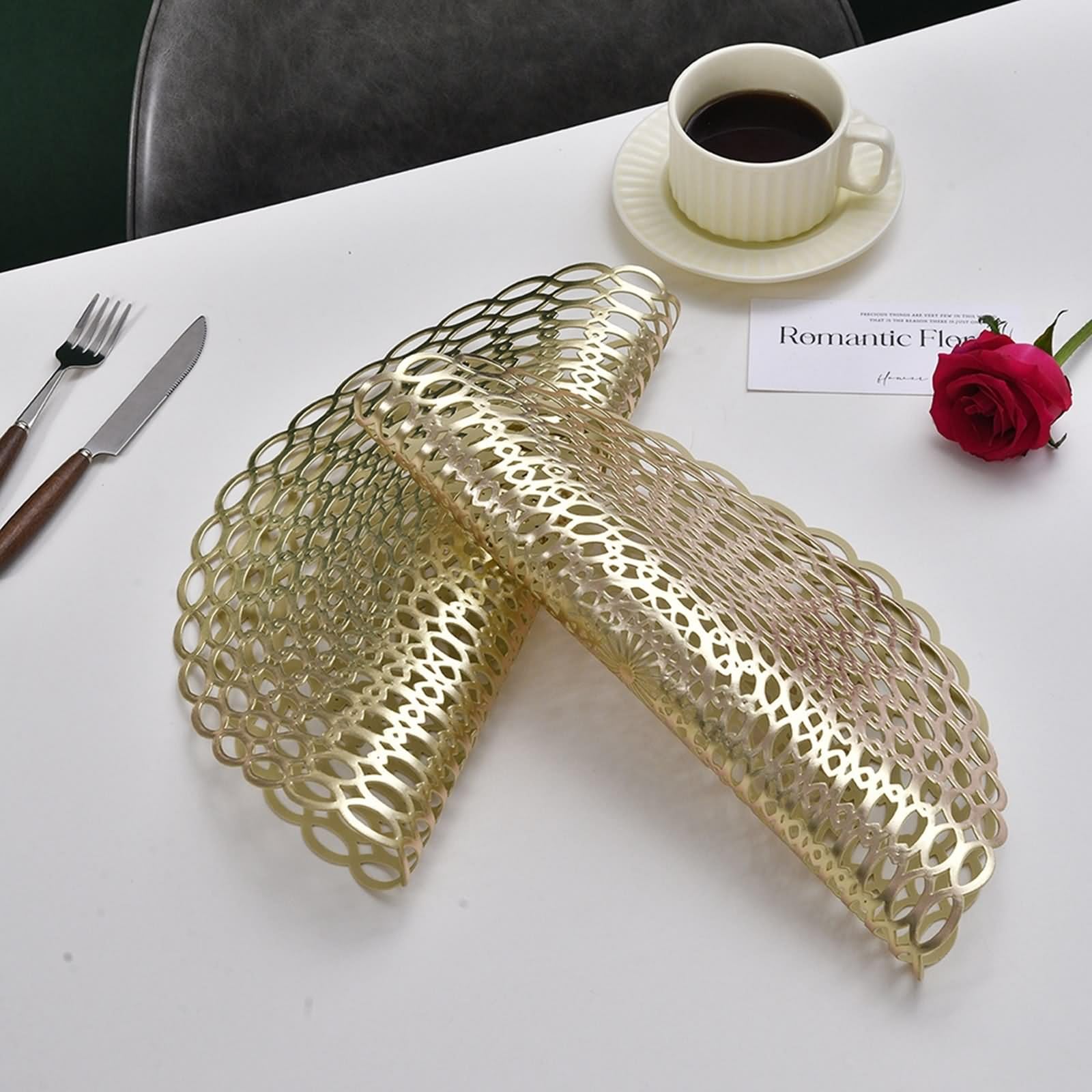 Lot de 8 Set de Table Feuille 40cm, Dessous de Table Moderne Motif de Chaîne Circulaire Creuse PVC Or