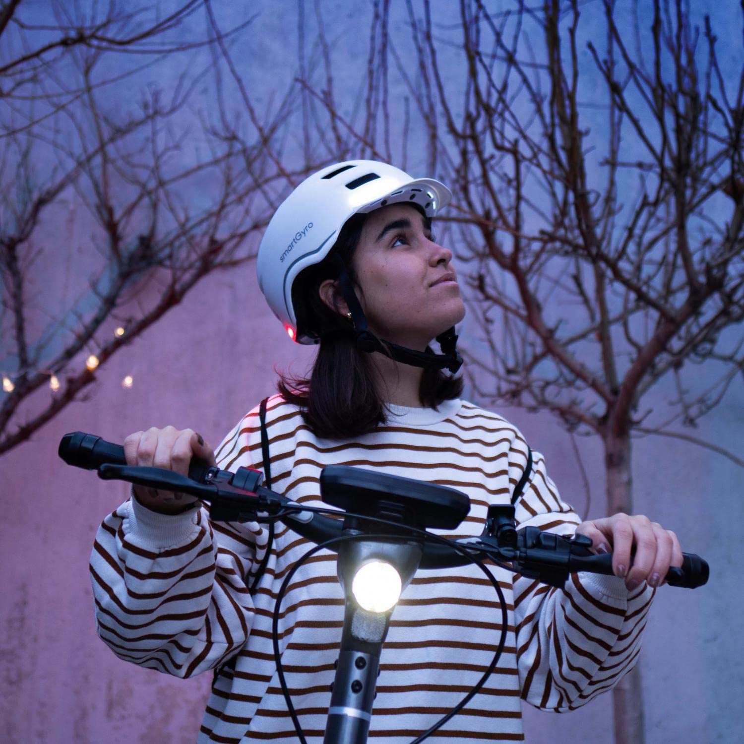 smartGyro Smart Casco, Casco Smart PRO con Luce di Frenata Automatica, Indicatori di Direzione, Altoparlanti, Bluetooth, EPS + PC, Batteria, Visiera Anteriore, Led Anteriori e Posteriori, M, Bianco