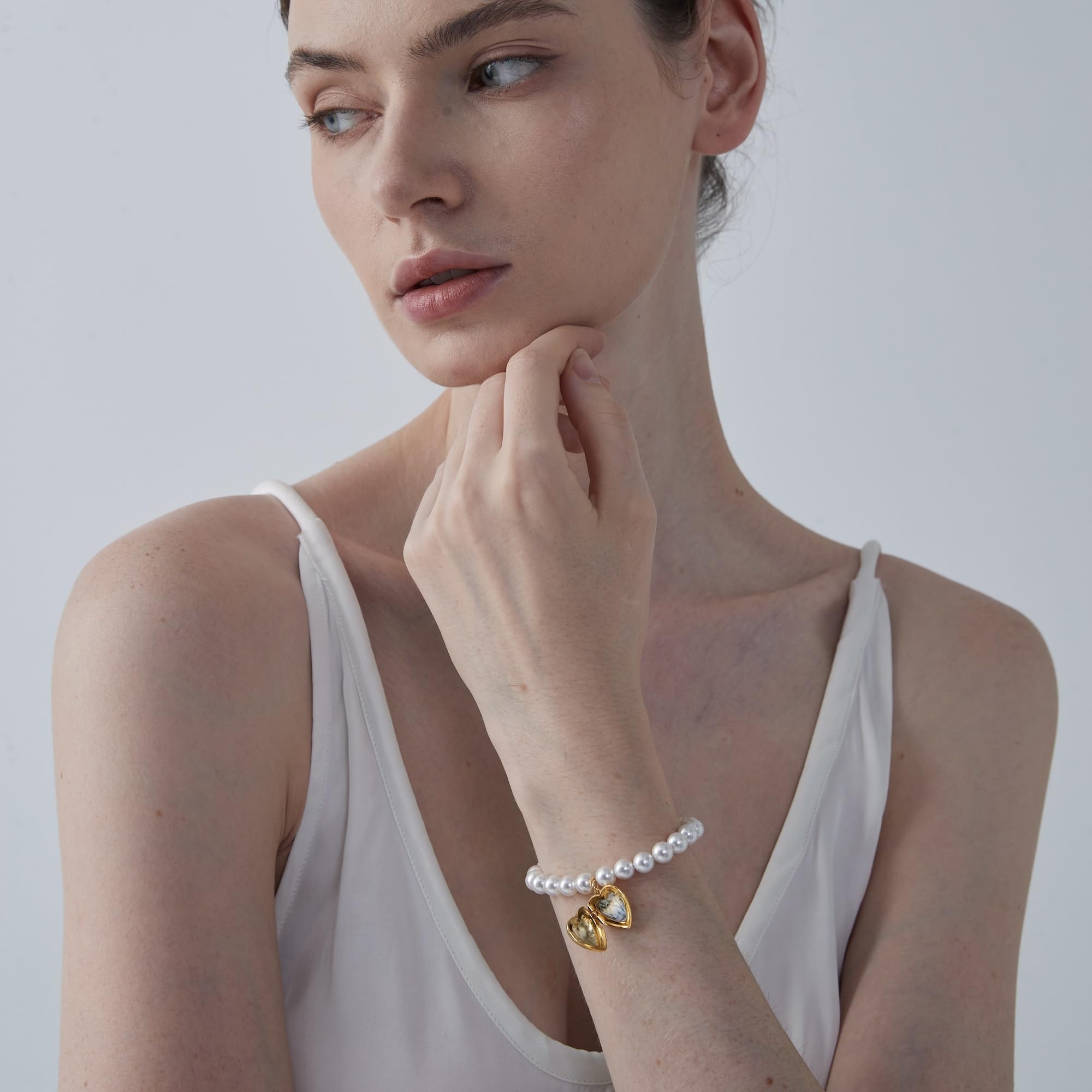 PERIMADE Pulsera personalizada con medallón de perlas con imagen de corazón con foto en el interior, pulsera con dije de texto personalizado que sostiene imagen para mujer, plata de ley 925, regalo