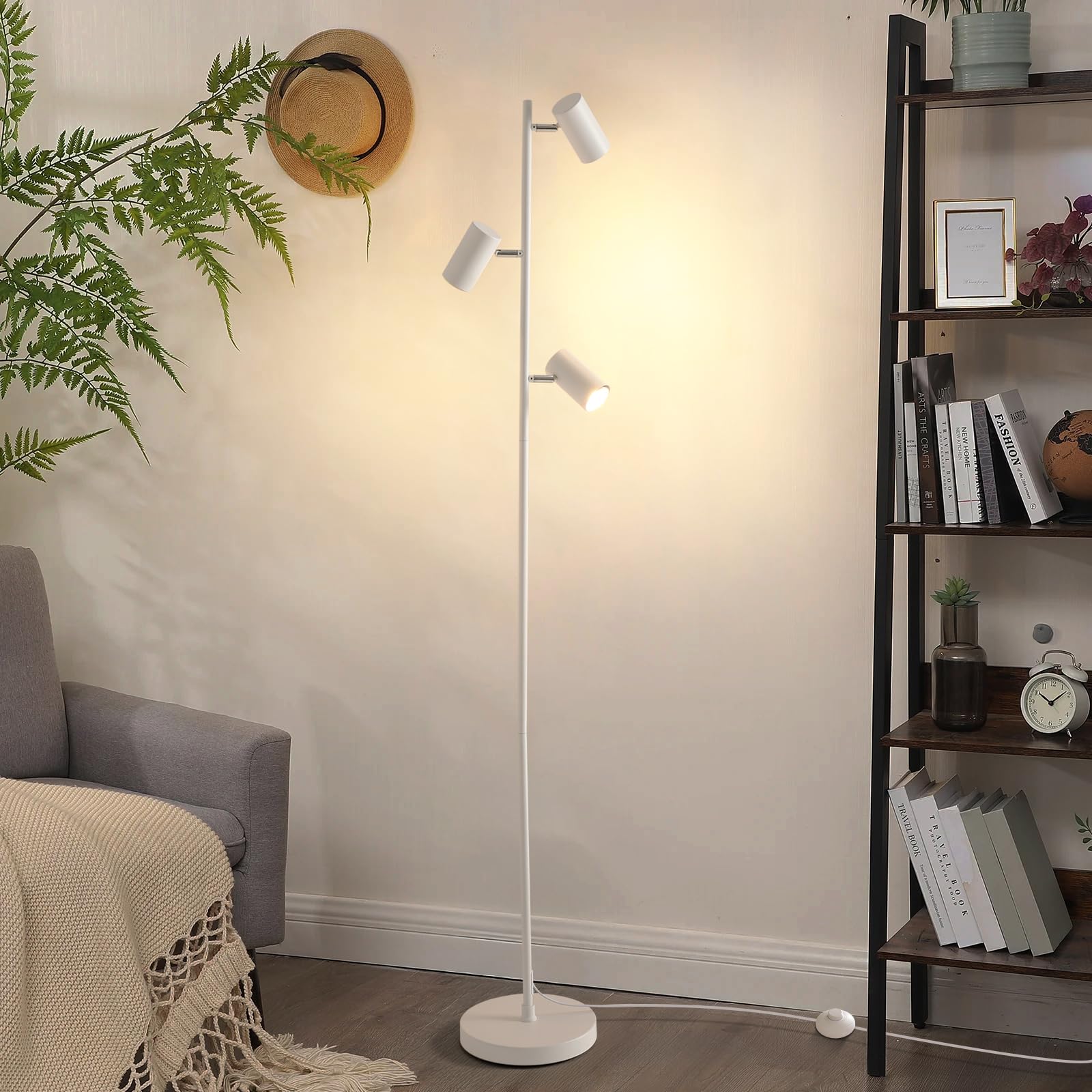 Stehleuchte Luvio 3-flammig GU10 | Milchweiß, Minimalistisches Design, Verstellbare Strahler | Ideal für Wohnzimmer, Schlafzimmer und Home-Office