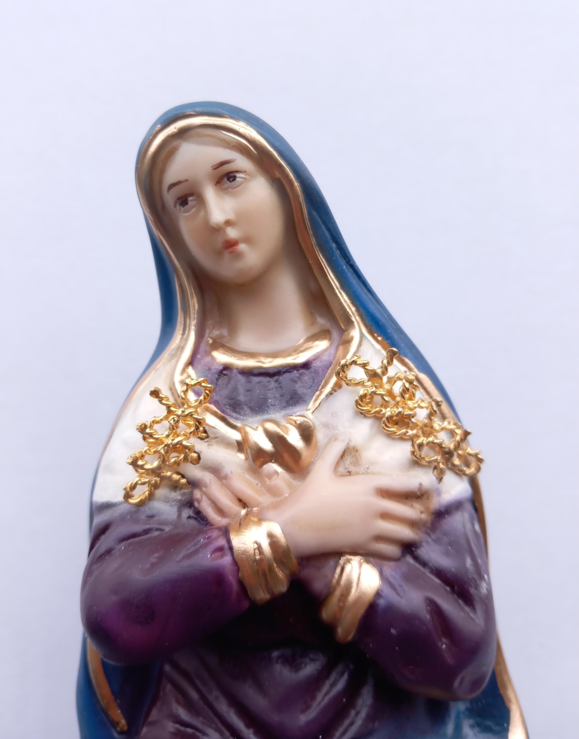 Generico Arte Sacra Caravaggio Statua della Madonna Addolorata, cm 22 x 10 realizzata in marmo resina piena, decorata a mano, di produzione artigianale