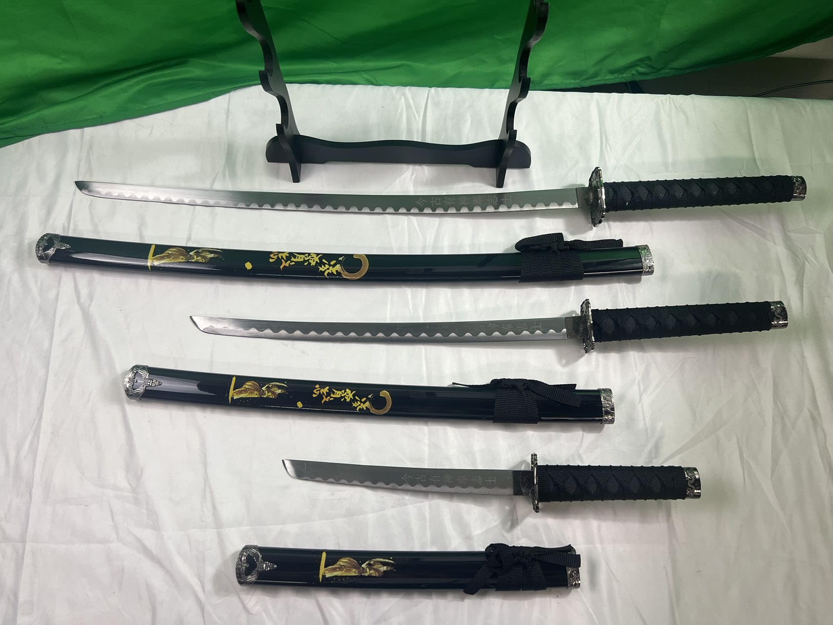 Kinstore Traditional Handmade Japanese Samurai 3-Piece Set Sword with Display Stand. Katana, Wakizashi, Tanto Swords. Printed Gold Dragon/Samurai on Scabbard (Samurai-Black)