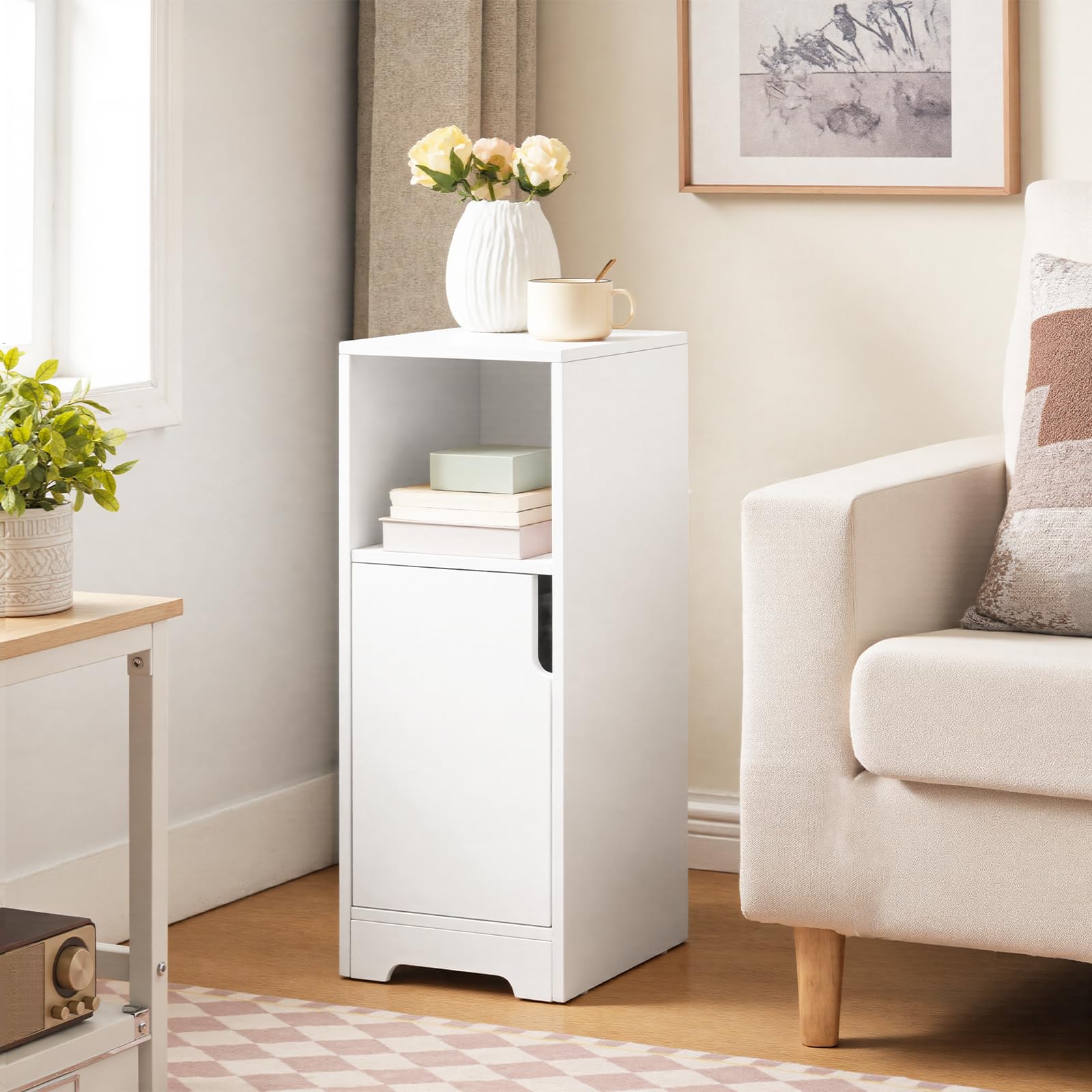 HOOBRO Mesita de Noche Estrecha con Compartimento Abierto y una Puerta, Mesa Auxiliar Pequeña para Sofá, Rincones Pequeños, Dormitorio, Sala de Estar, Blanco EWT198BZ01