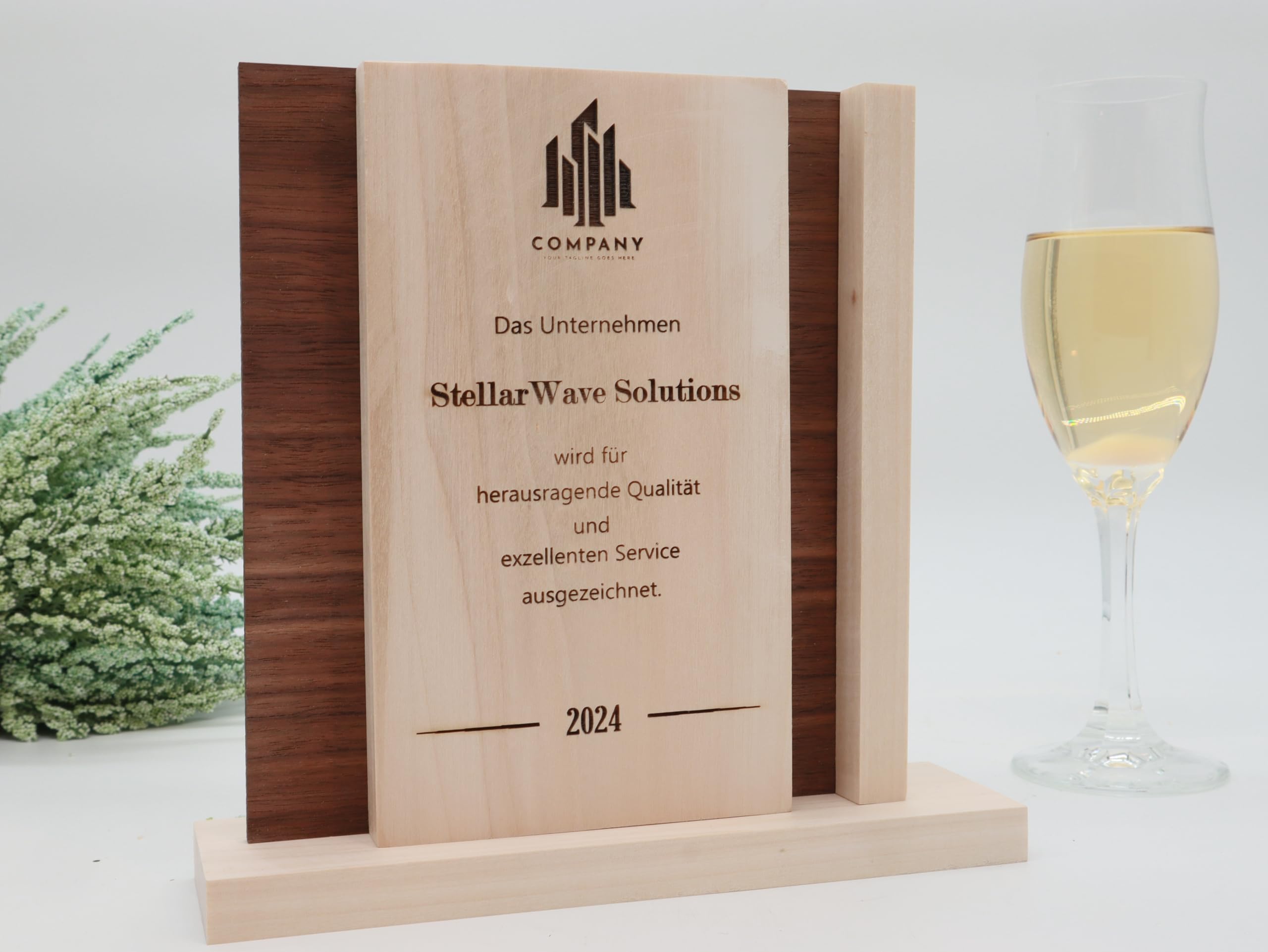 Repräsentativer Award und Trophäe, personalisiert, Kombination aus Pappel- und Nussbaum Holz, Mitarbeiter Auszeichnungen, Firmen Jubiläum, 280x190x20 mm