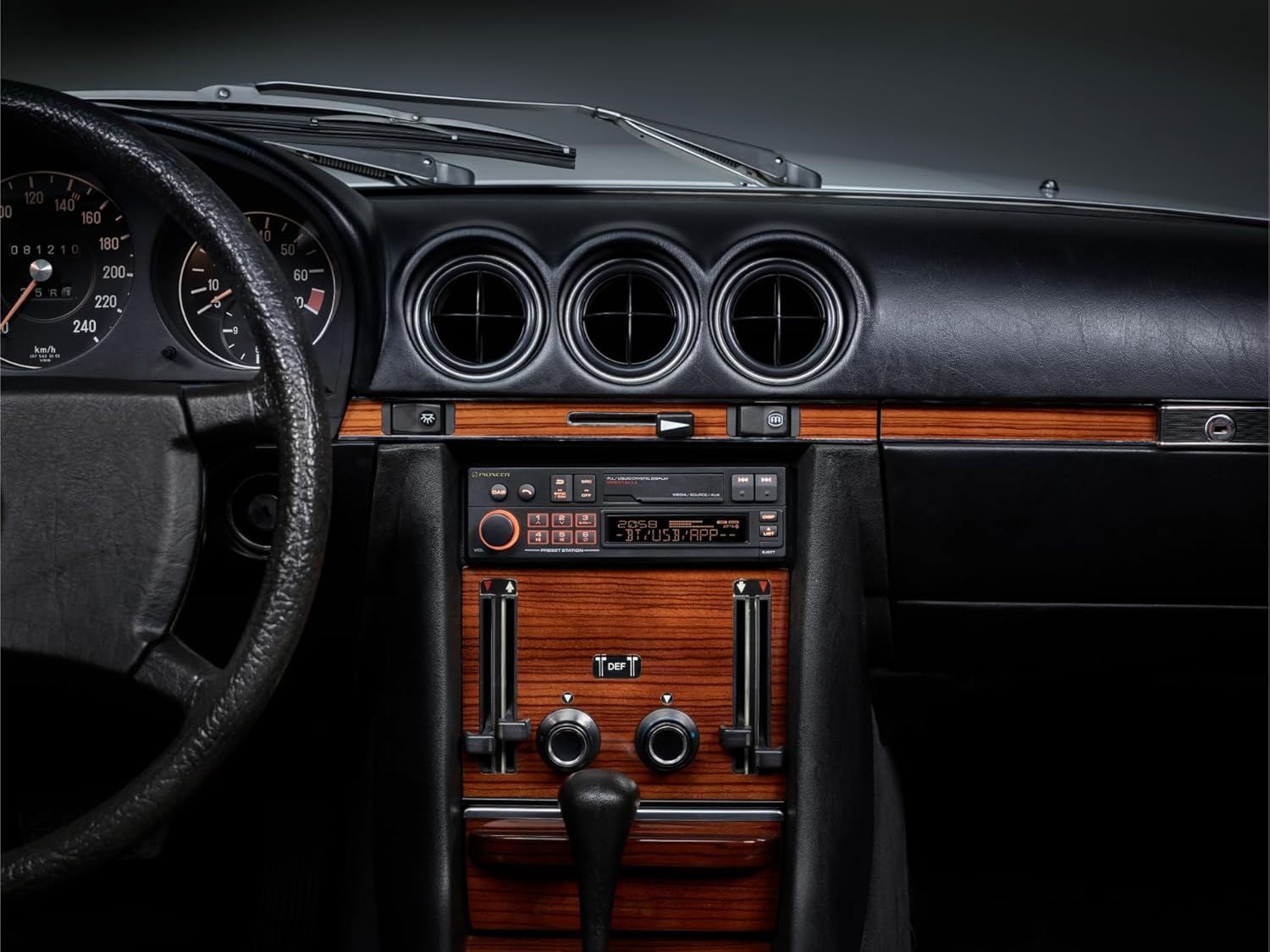 Pioneer SXT-C10PS-AN radio samochodowe 1-DIN: styl retro z nowoczesną technologią, Bluetooth®, DAB+, USB, AUX, podświetlenie RGB, 13-pasmowy korektor, Zestaw z dołączoną anteną DAB