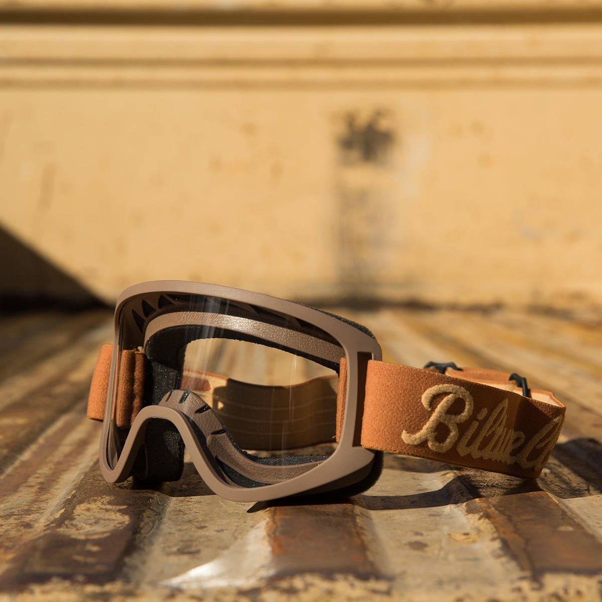 Occhiali Goggle Biltwell Moto 2.0 Script Chocolate/Sand Marrone Sabbia Lente Trasparente Fascia Elastica Stile Cafè Racer Biker
