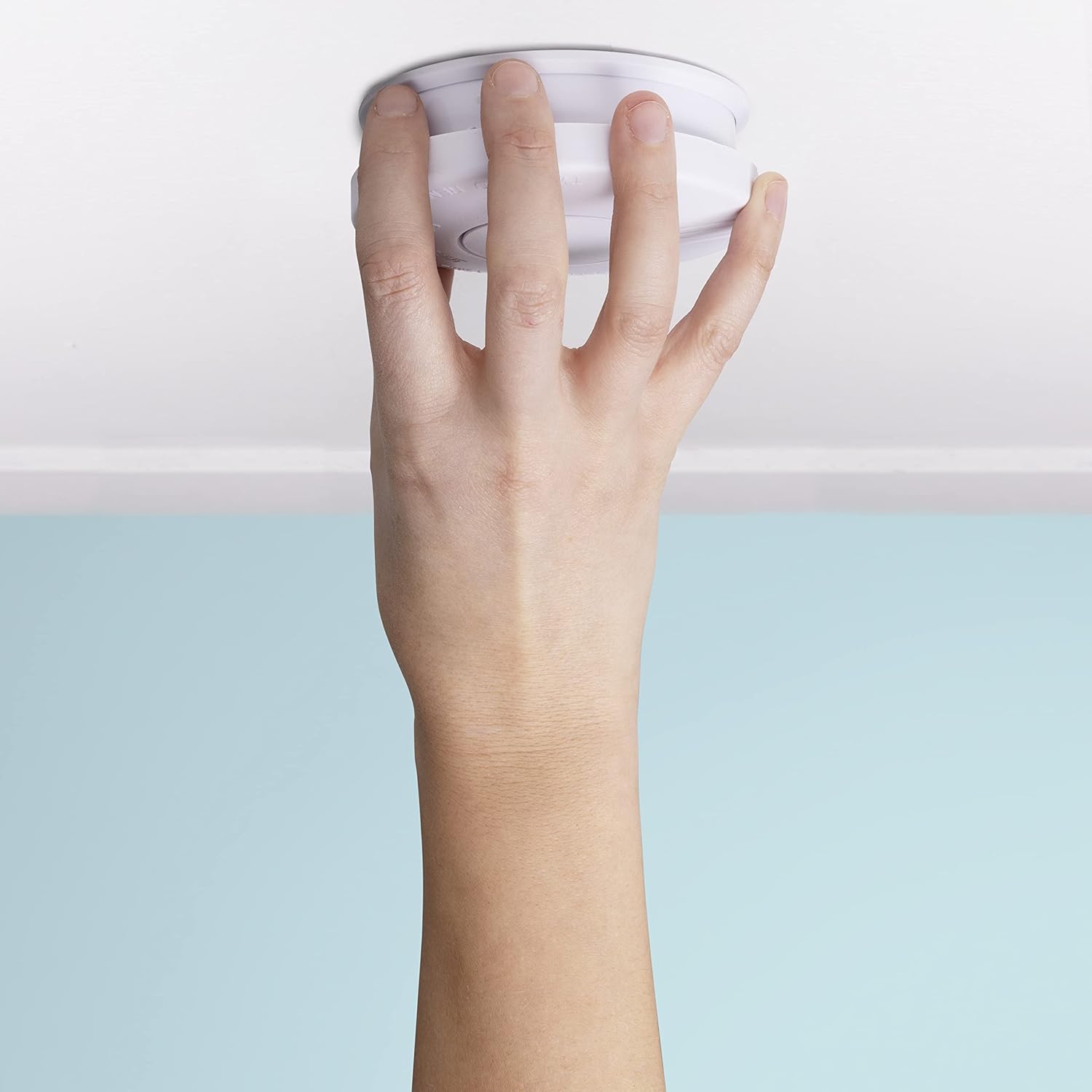 Mounting Smartwares FSM-11516 Smoke Detector to ceiling