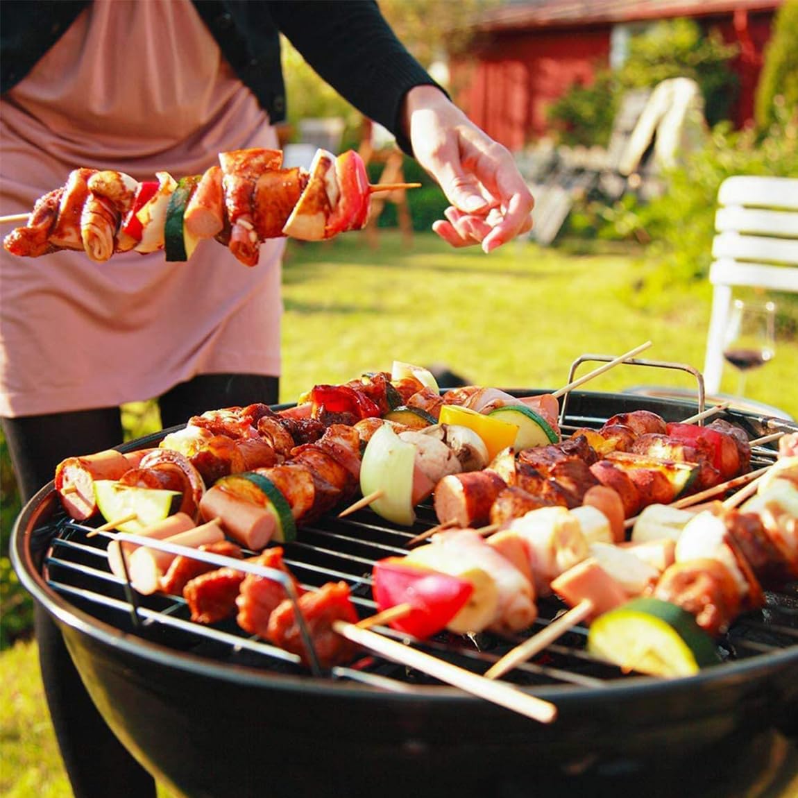 KONO Grill kulowy, grill na węgiel drzewny, grill piknikowy, ze stali nierdzewnej, mały grill z pokrywką, kółka, uchwyt ze stali nierdzewnej, termometr, grill kempingowy, zdejmowany grill do ogrodu,