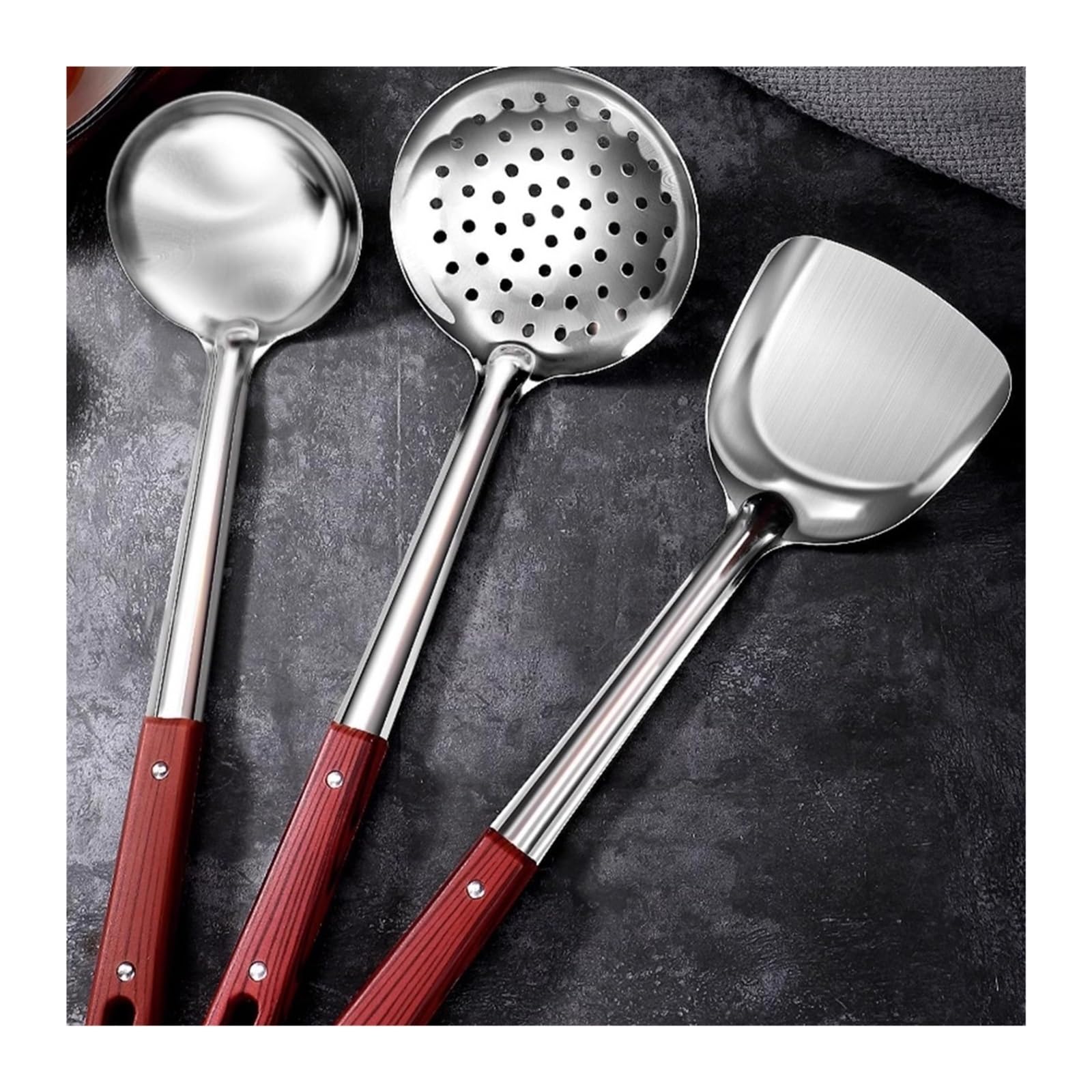Outils de cuisine, vaisselle et écumoire : ensemble d'ustensiles