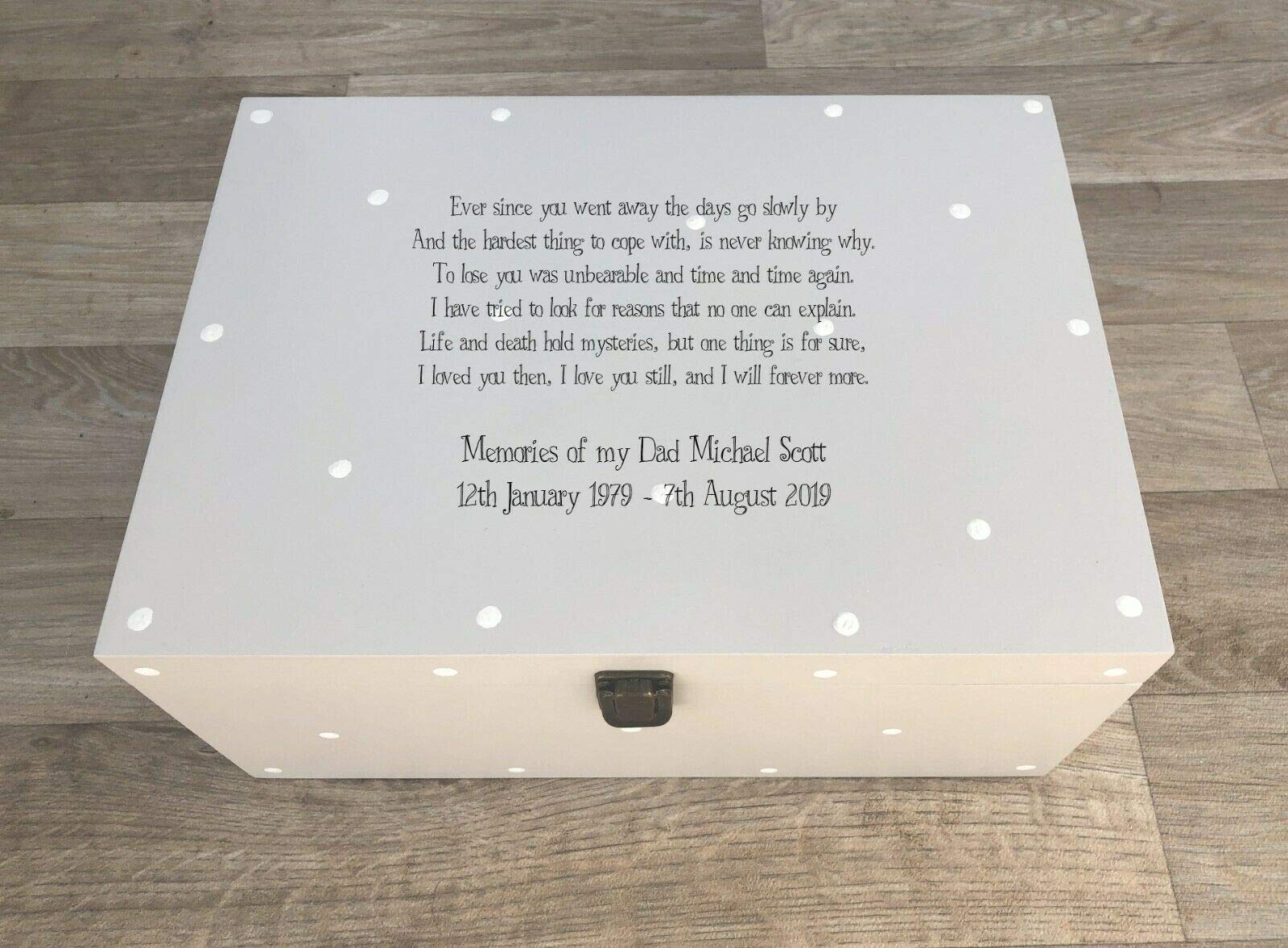 Scatola per ricordi con scritta in lingua inglese “Daddy in Memory”, personalizzabile