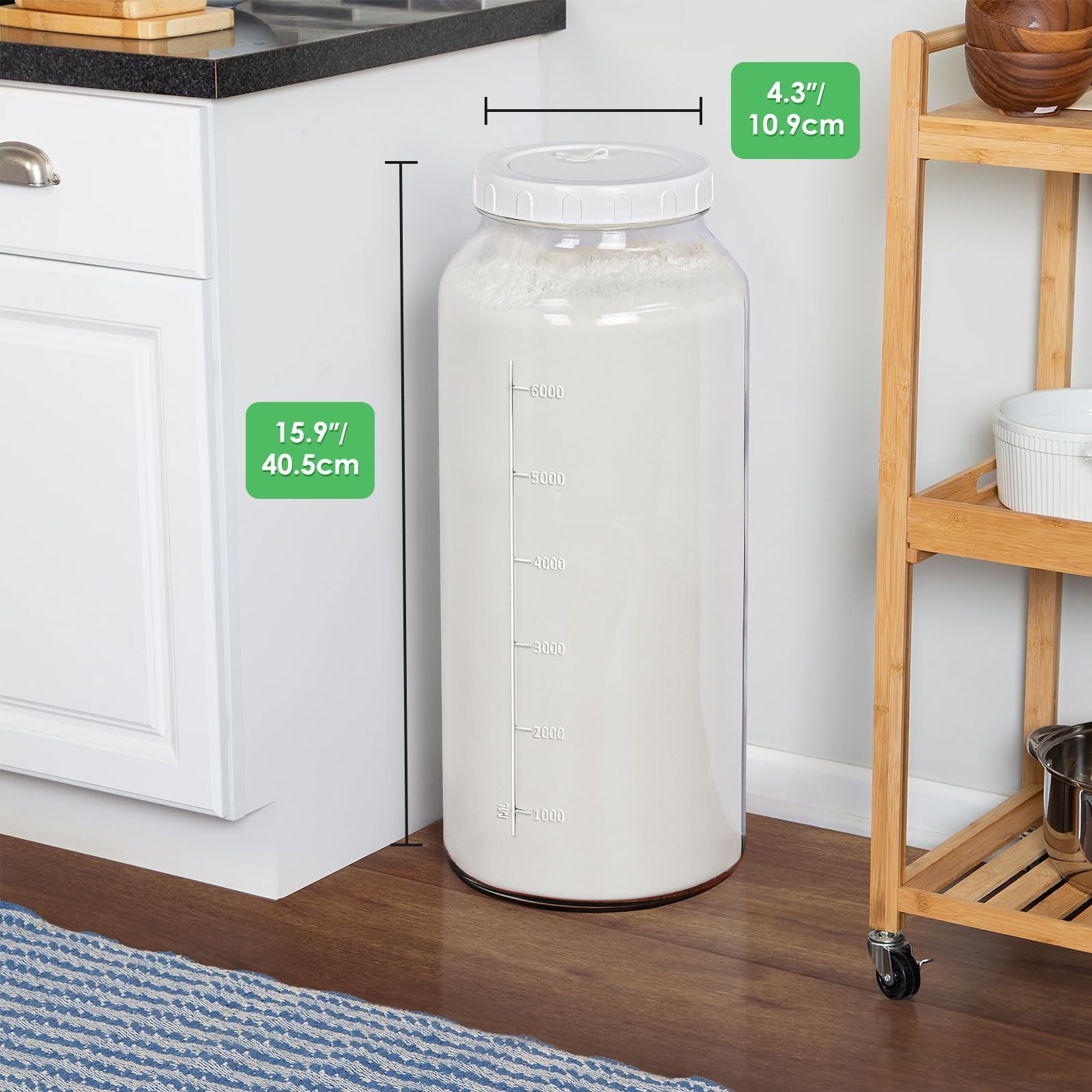 Qianfenie Tarro de vidrio de 2 galones con tapa hermética, suministros para hacer vino de boca ancha con 2 cierres de aire (7600 ml), tarro de fermentación de galón con marcas de escala transparentes