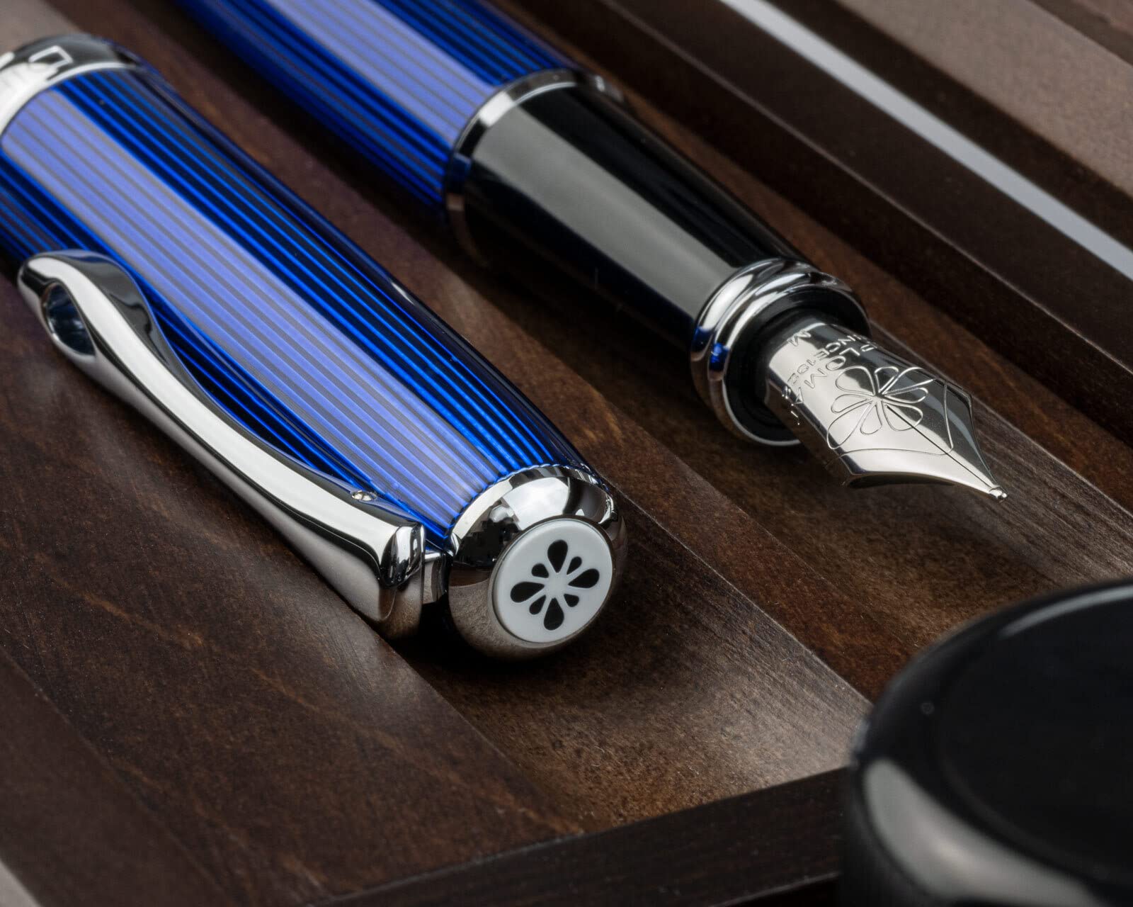 Diplomat Excellence A2 Füllhalter-Set Skyline Blau, Holzbox Wenge | Mit Edelstahlfeder M, 30 ml Octopus Tinte Königsblau, Konverter und Holzschatulle aus Wengeholz als Stifteetui