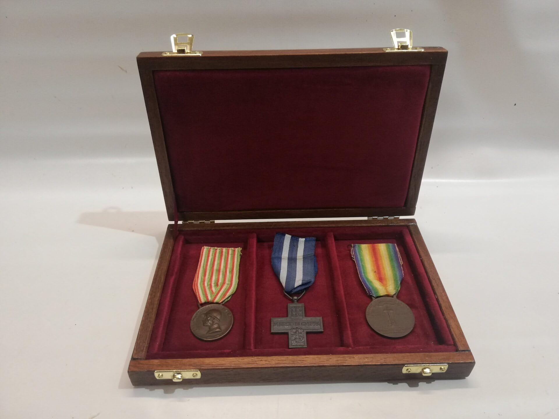 Coffret pour médailles avec Ruban, Bois Massif et Velours, 3 Compartiments, Fait Main en Italie – Rangement numismatique et Collection