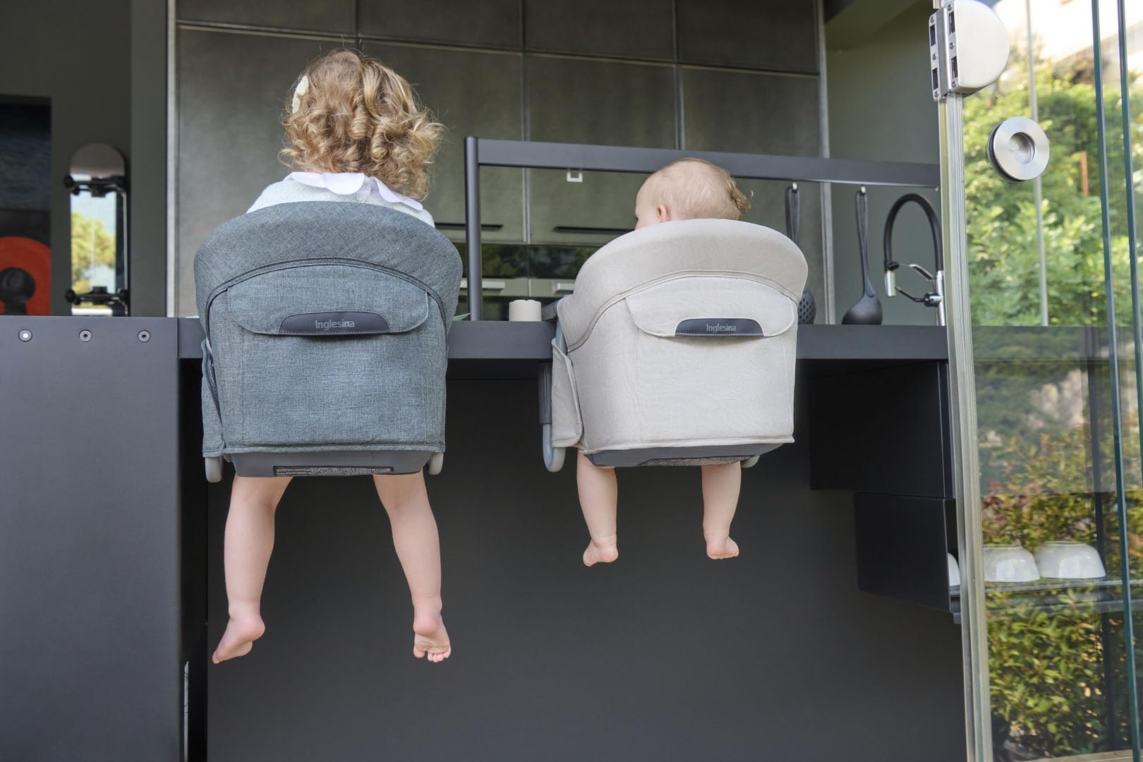 Inglesina Fast, Seggiolino da Tavolo Pieghevole, Beige (Desert Beige), Facile da Trasportare, Lavabile, Installazione Sicura, Fino a 15 kg, 35 x 27 42 cm