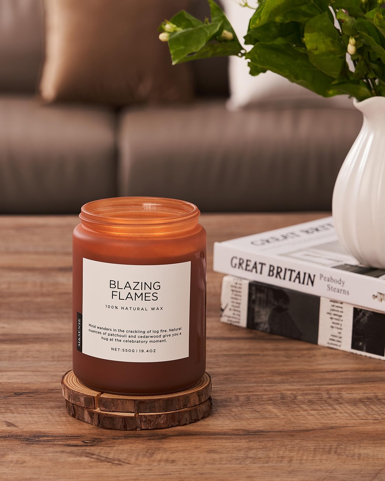 M&SENSE Candele Flammes Ardentes profumate con legna da ardere, patchouli e cedro. Candela di soia naturale grande da 550 g. Durata 110 ore. Candela di aromaterapia regalo per feste calde.