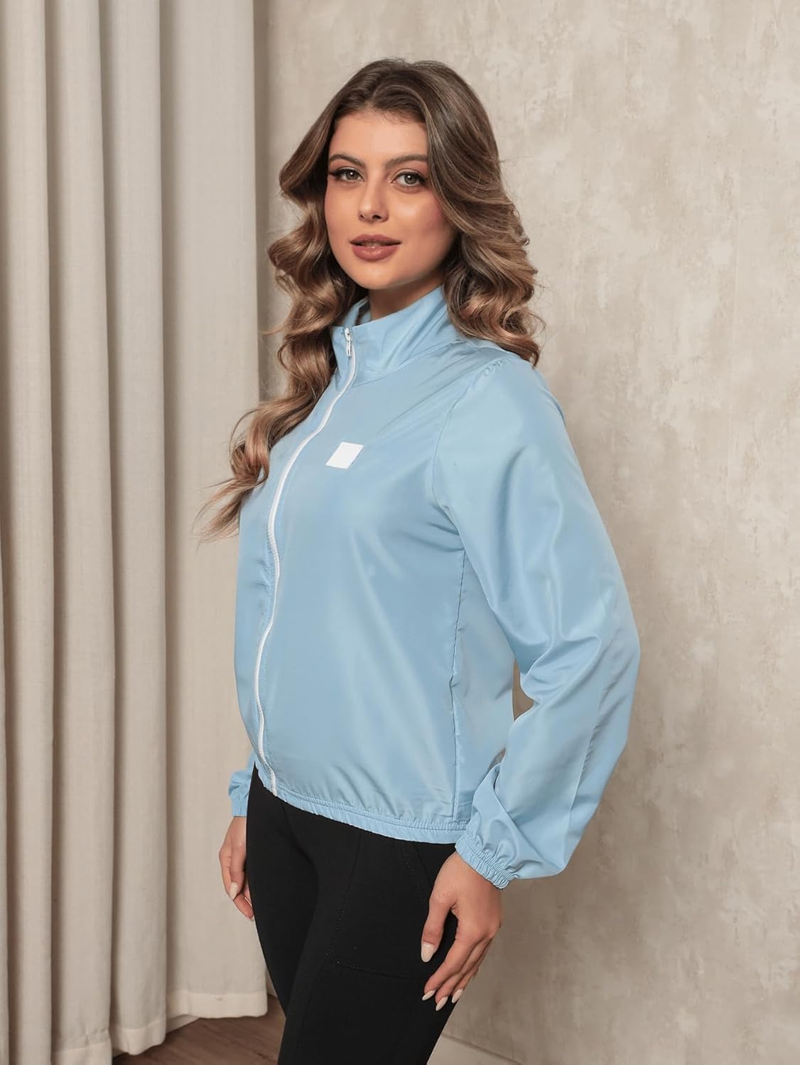 Jaqueta Feminina Corta Vento Microfibra Resistente à Água e Proteção UV em promoção! Veja a oferta e mais achadinhos de Casacos & Jaquetas 5 Hoje é o melhor dia para comprar Jaqueta Feminina Corta Vento Microfibra Resistente à Água e Proteção UV com aquele preço maroto! Promoção! Aproveite a oferta! 5