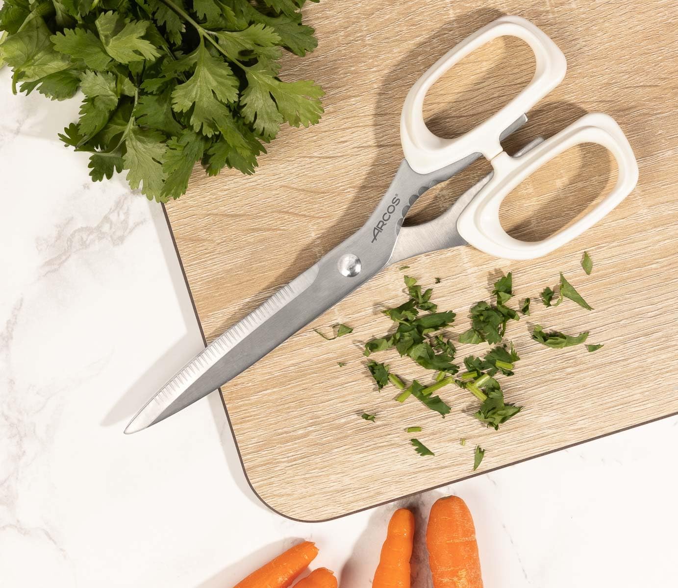 Arcos Kitchen Scissors 8,7 Inch Stainless Steel. Professional Kitchen Scissors for cut for cutting all types of food. Polypropylene Handle and 220 mm Blade. Series Deluxe. Color White.