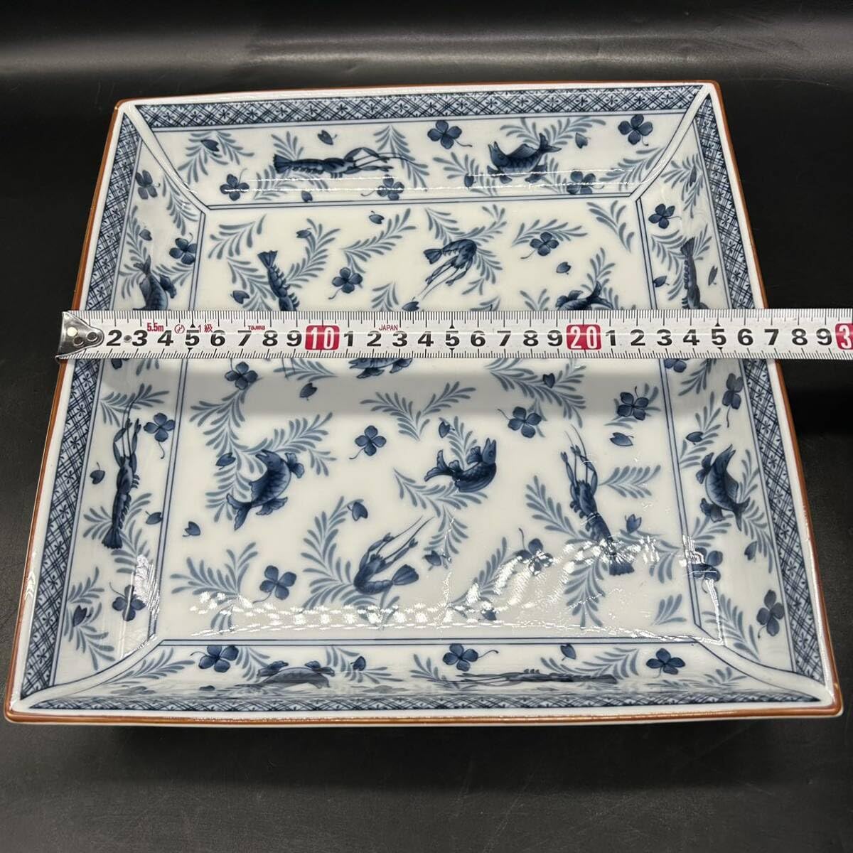 Amazon.co.jp: 橘吉 角皿 染付 大皿 陶磁器 27cm たち吉 魚とエビ 角盛  