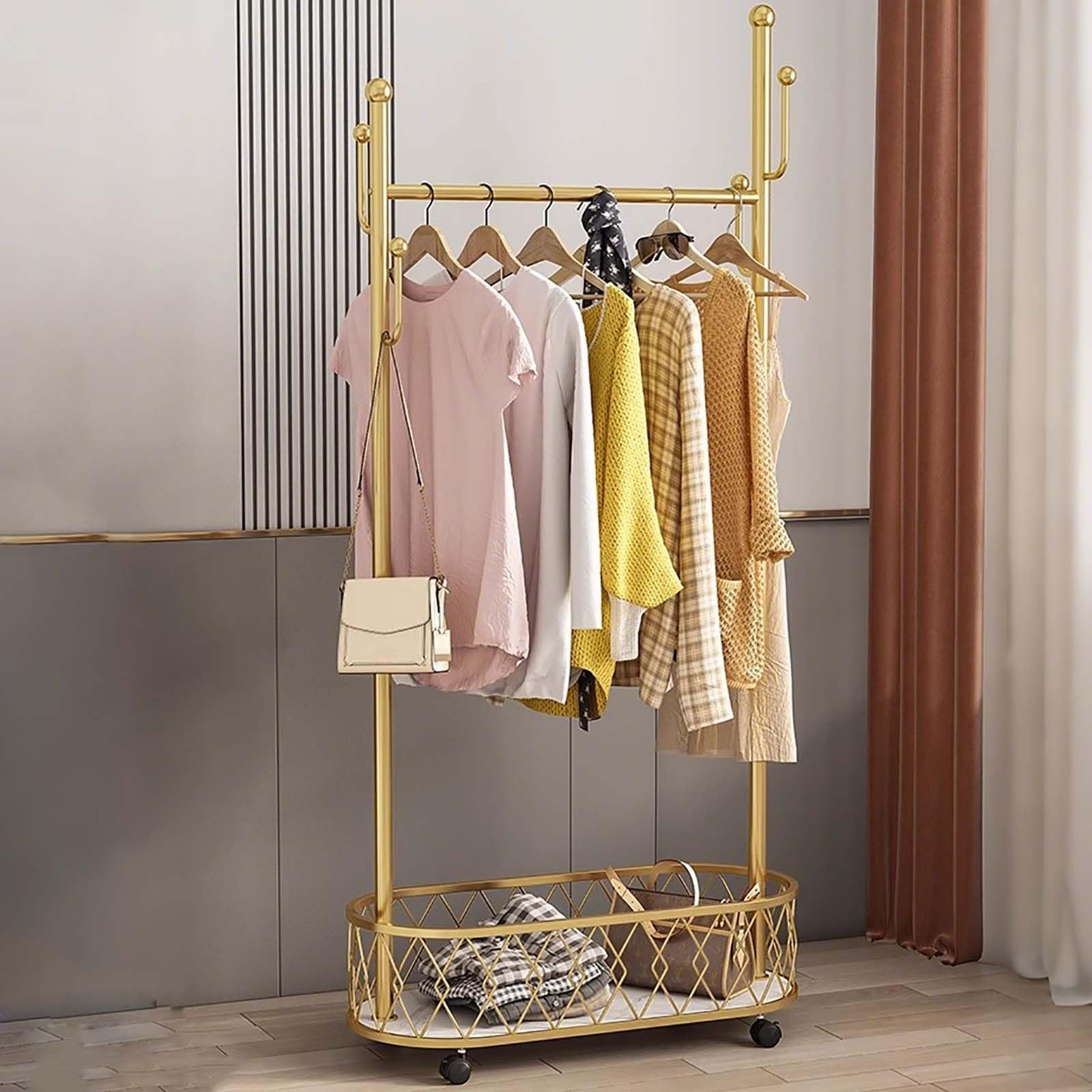 Porte-manteau mobile moderne avec panier pour organiser la chambre et la maison
