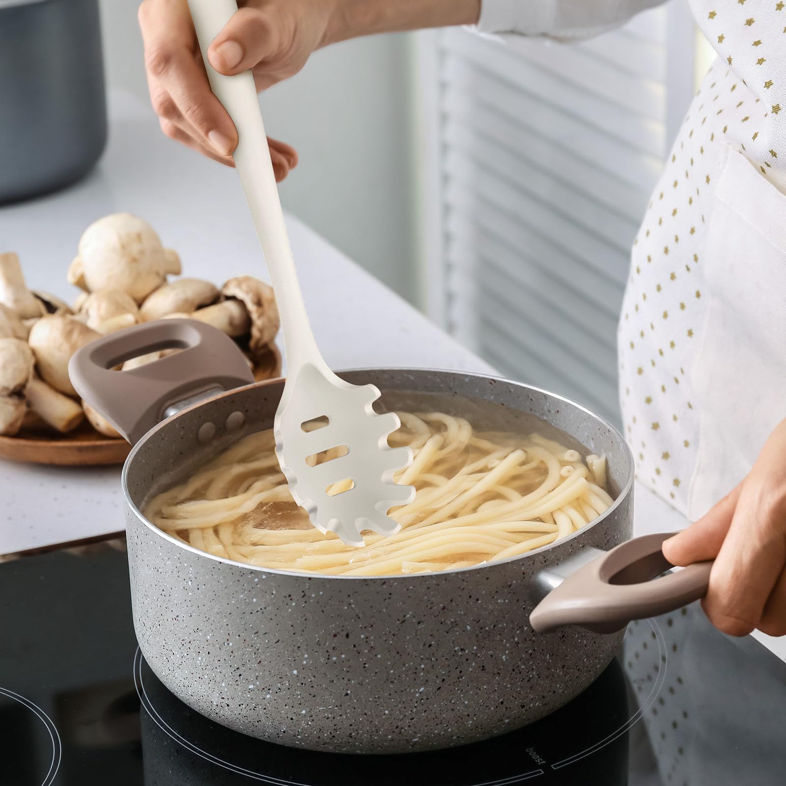 Set di utensili da cucina in silicone, resistenti al calore, spatola, cucchiaio, frusta, pinze, utensili da cucina per pentole antiaderenti, lavabili in lavastoviglie, senza BPA (bianco crema)