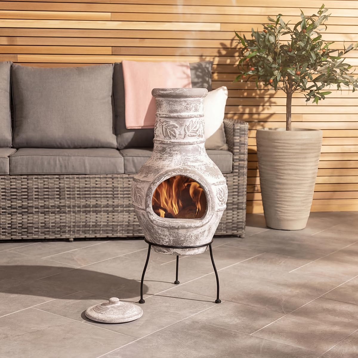 CHARLES BENTLEY Cheminée Mexicaine Taille Moyenne en Argile Naturelle, Design Feuille, Finition Terracotta, Chauffe-terrasse avec Couvercle, Support Acier, résiste météo (85x36cm)