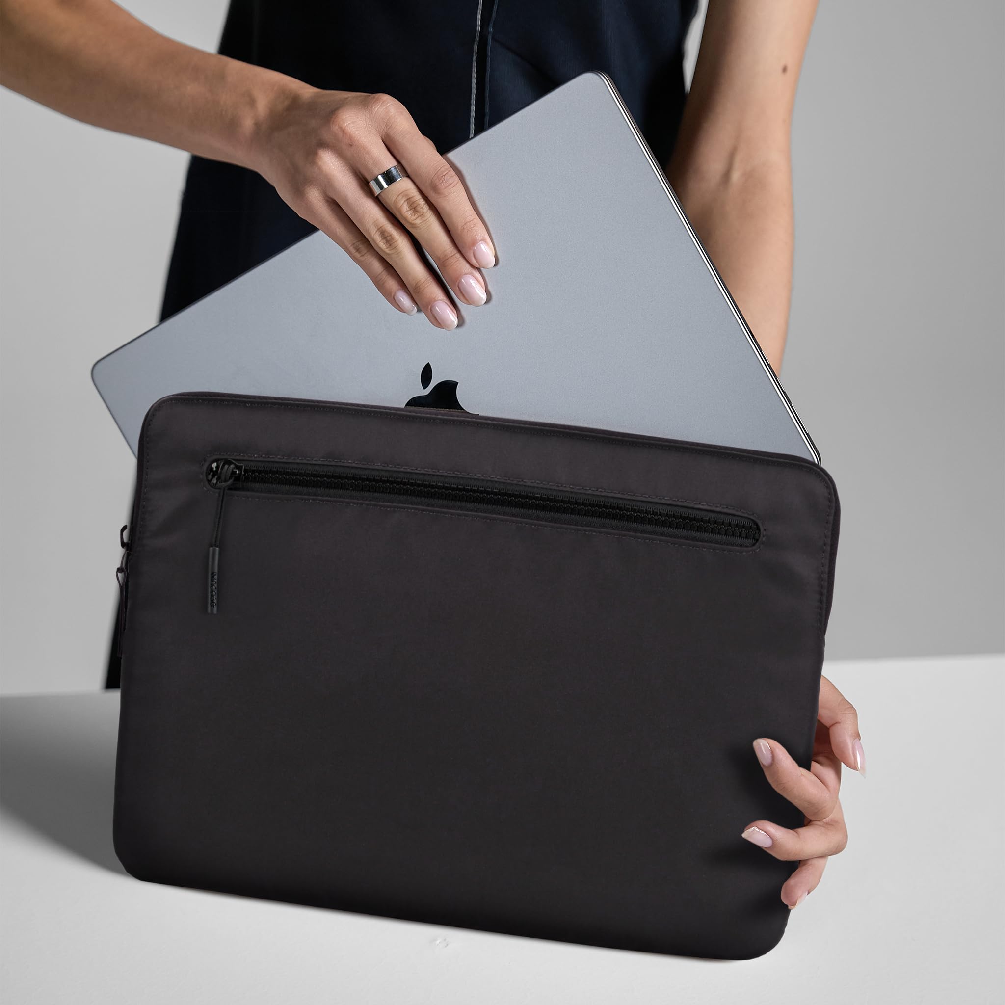 Custodia Compatta Incase Per Laptop 13" In Nylon Woolenex - Leggera E Resistente All'Acqua (Giada Oceano)
