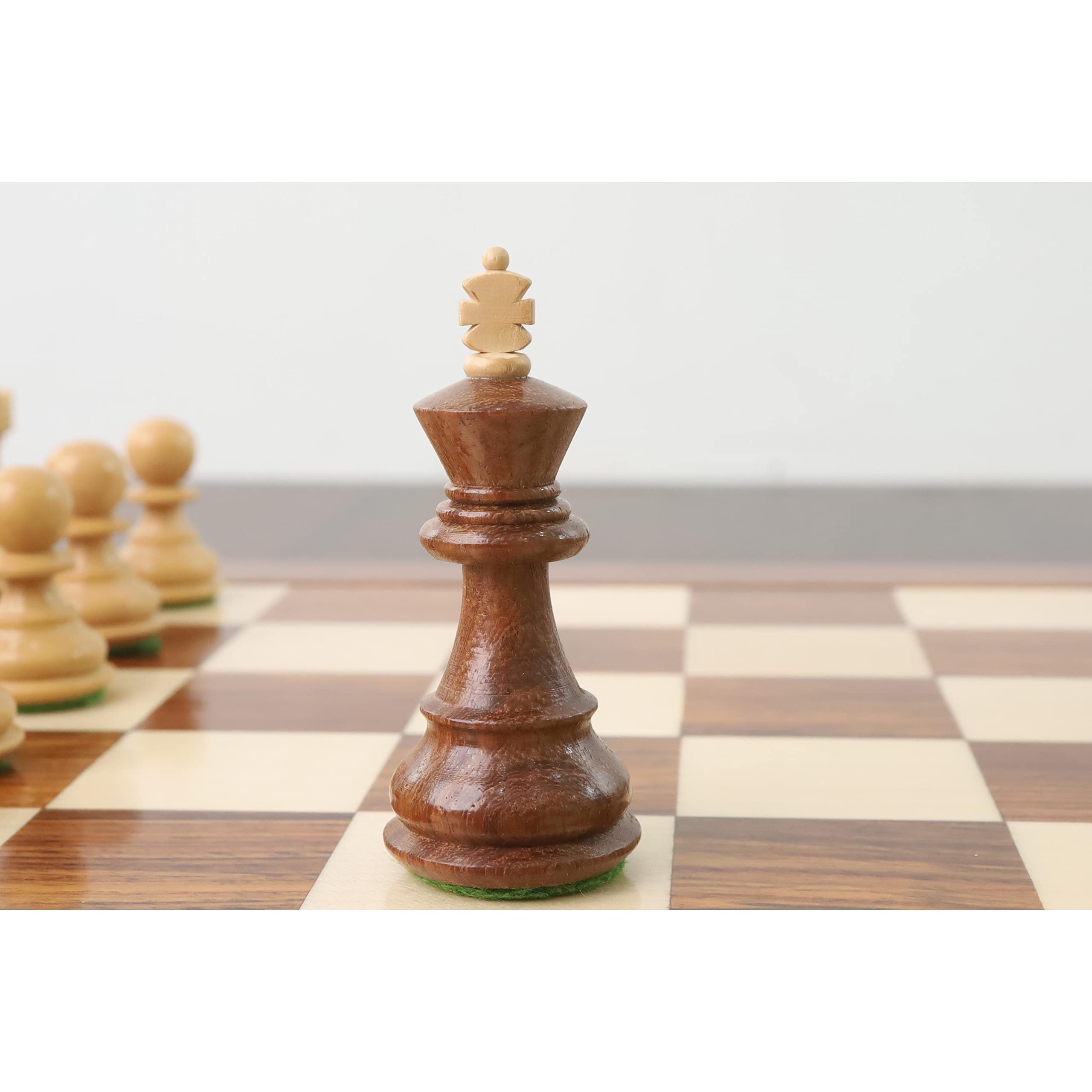 Royal Chess Mall - Juego de piezas de ajedrez rusas de Zagreb de 2.6 ″ - Madera de rosa dorada ponderada y boj