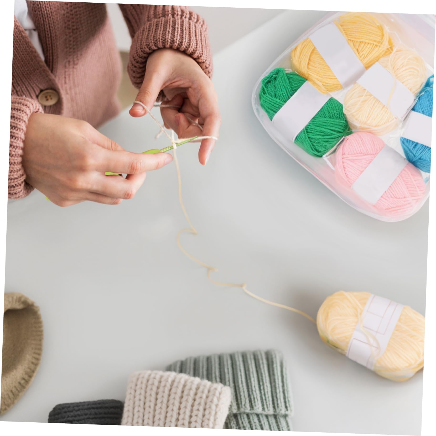 Uonlytech Set di Uncinetti in Plastica per Principianti con Borsa Portatile, Filati e Strumenti di Misurazione per Lavori Creativi in Viaggio