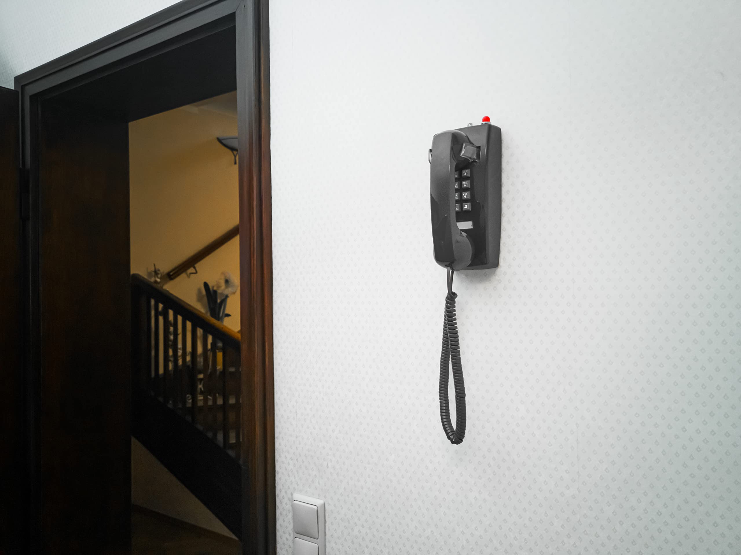 Opis WallFon Cable in Schwarz : Kabelgebundenes Nostalgie Wandtelefon für echte Retro Liebhaber