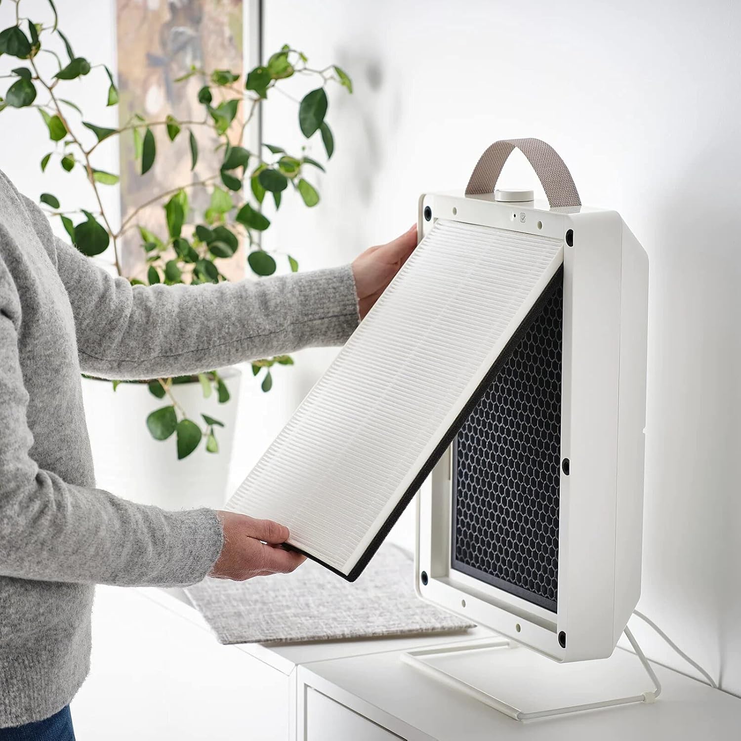 Person replacing filter in Ikea FÖRNUFTIG Air Purifier