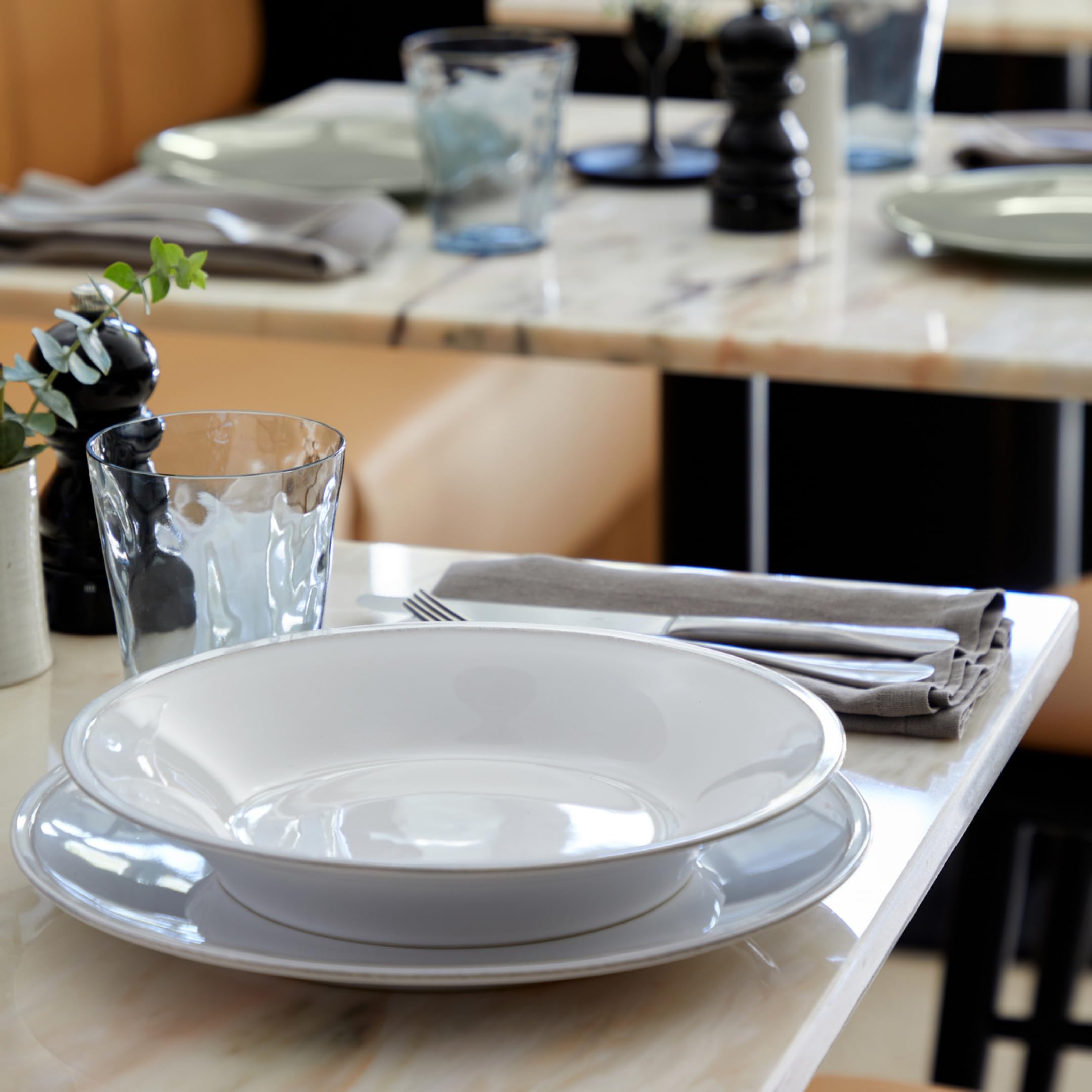 Costa Nova Geschirrset Friso: 30-teiliges Steinzeug-Set, Spülmaschinen-, Mikrowellen-, Ofen- & Gefrierfest, Komplettes Tafelservice für 6 Personen mit flachen & tiefen Tellern, Schalen & Tassen, Weiß